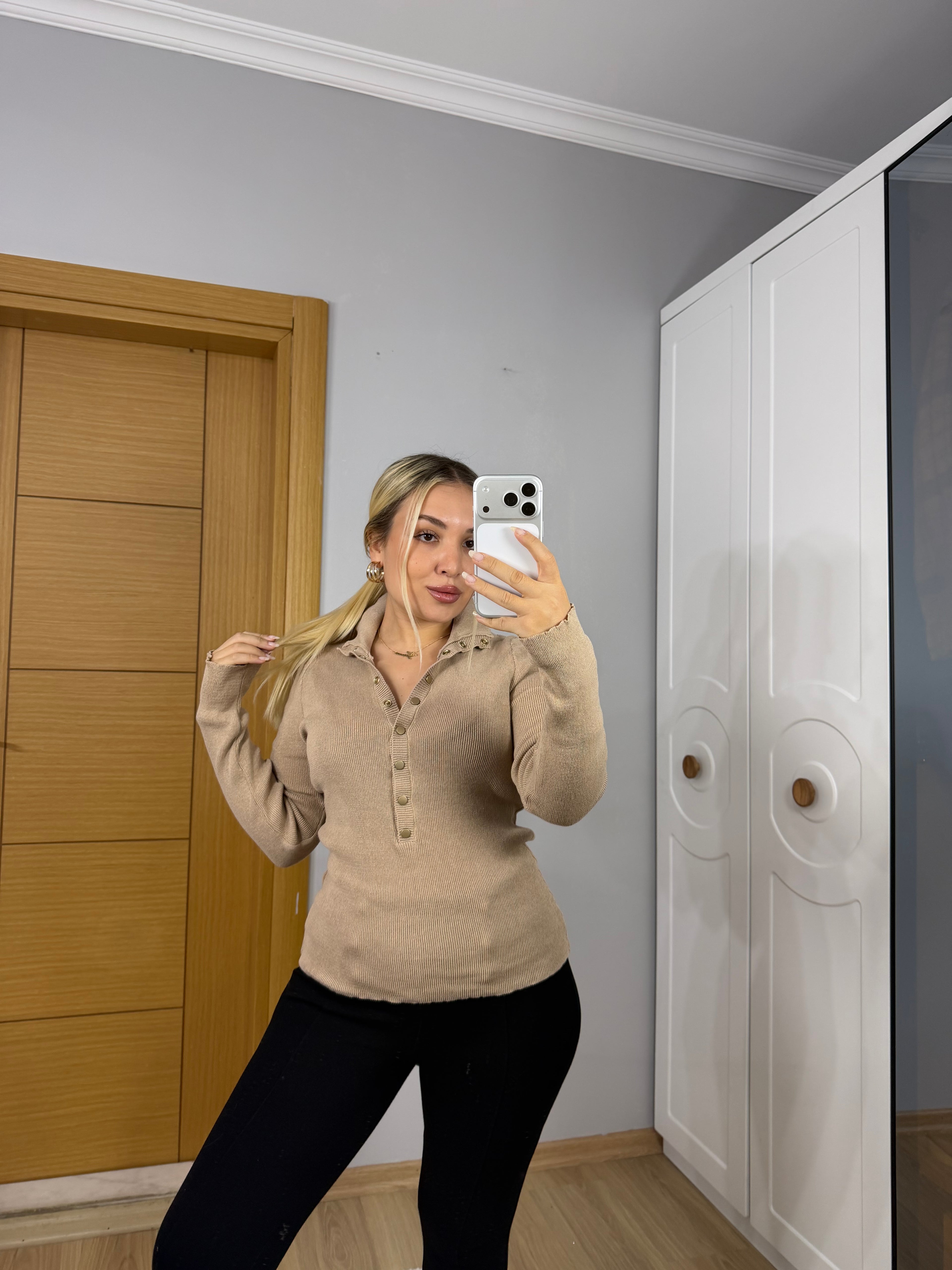 Fit Kalıp, Çıtçıt Düğmeli Şık Triko Bluz- Bej