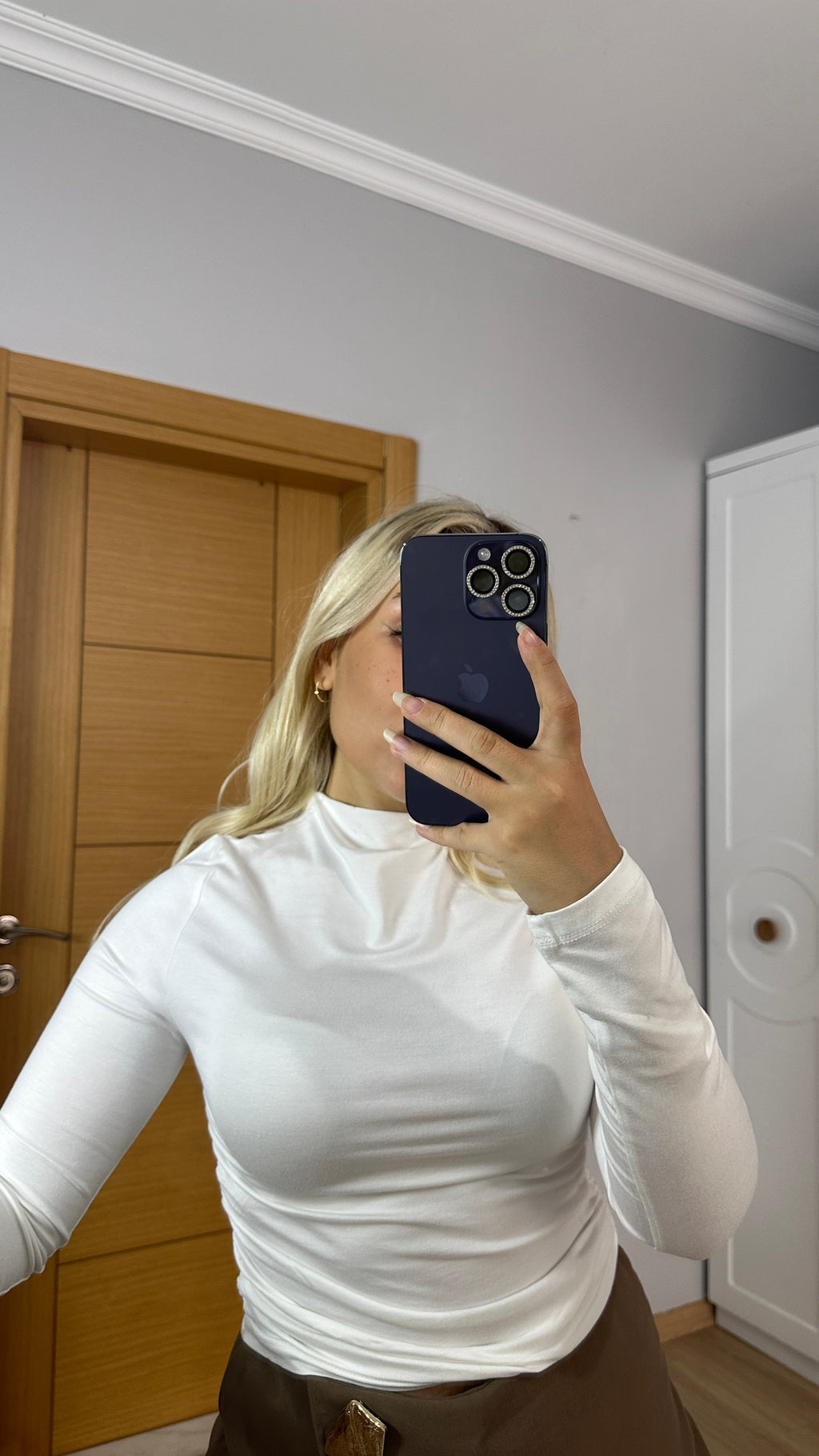 Beyaz büzgü detaylı fit bluz - uzun kollu