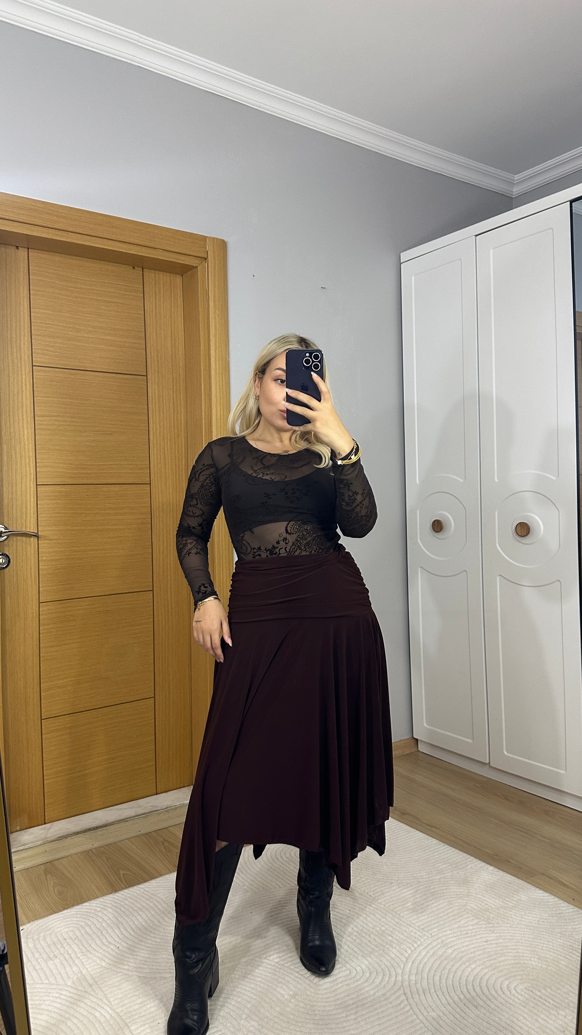 Kahverengi asimetrik midi etek - Akışkan dokulu