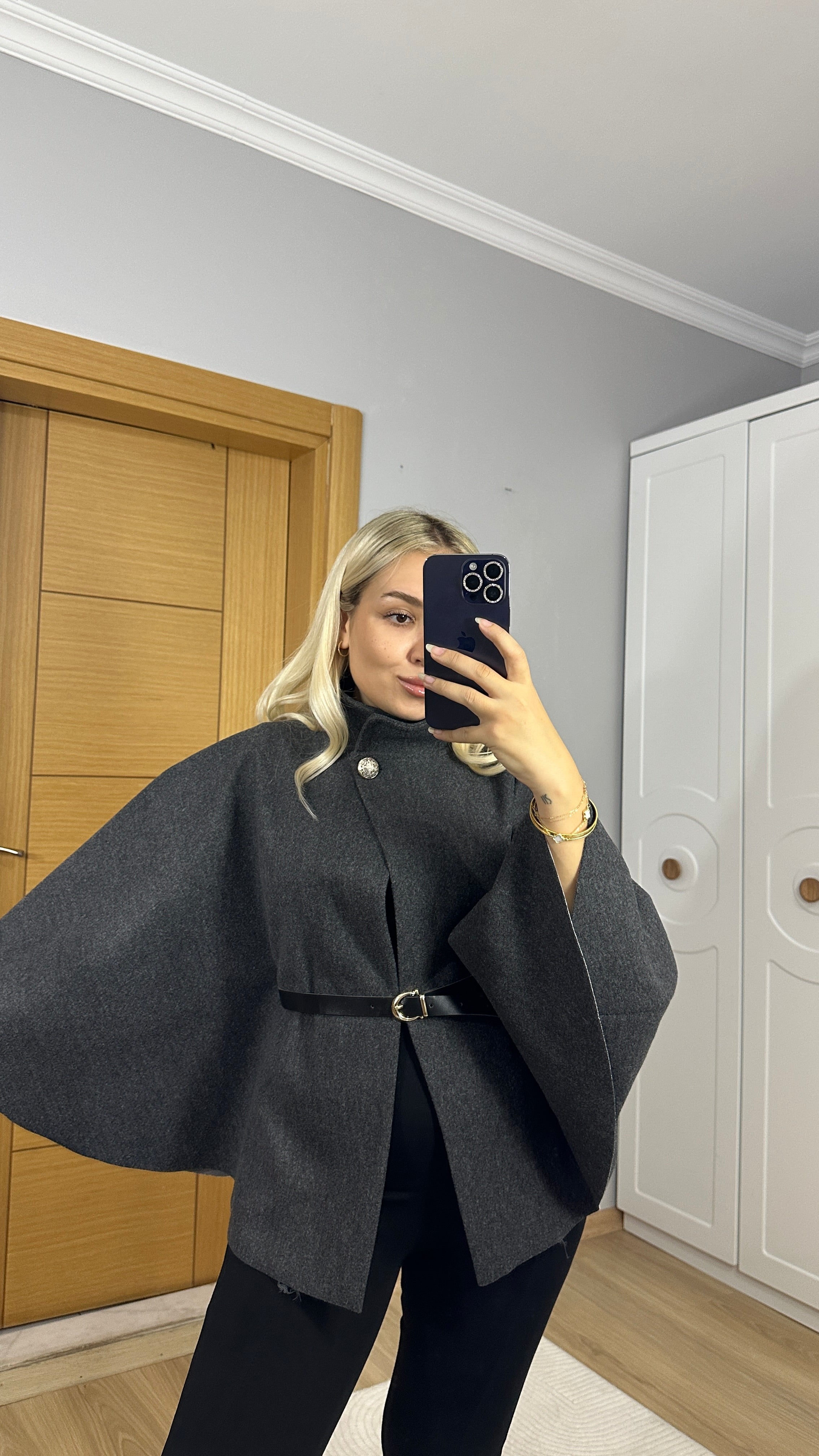 Gold düğme ve kemer detaylı gri panço