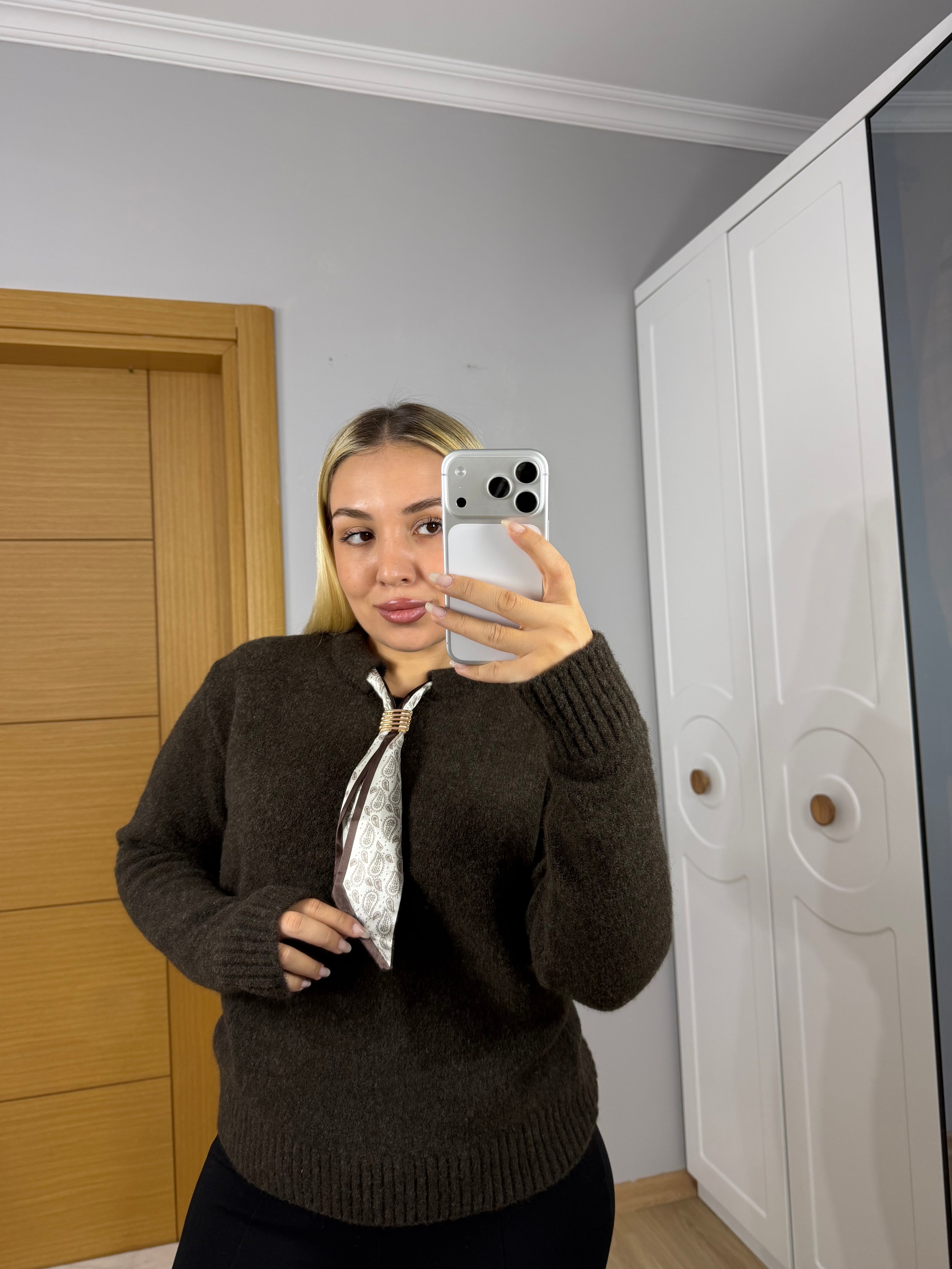 Şık Fular Detaylı, Yumoş Acı Kahve Kazak