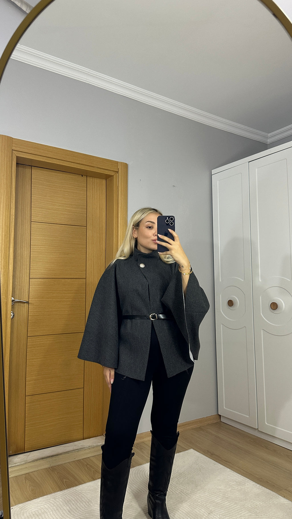 Gold düğme ve kemer detaylı gri panço