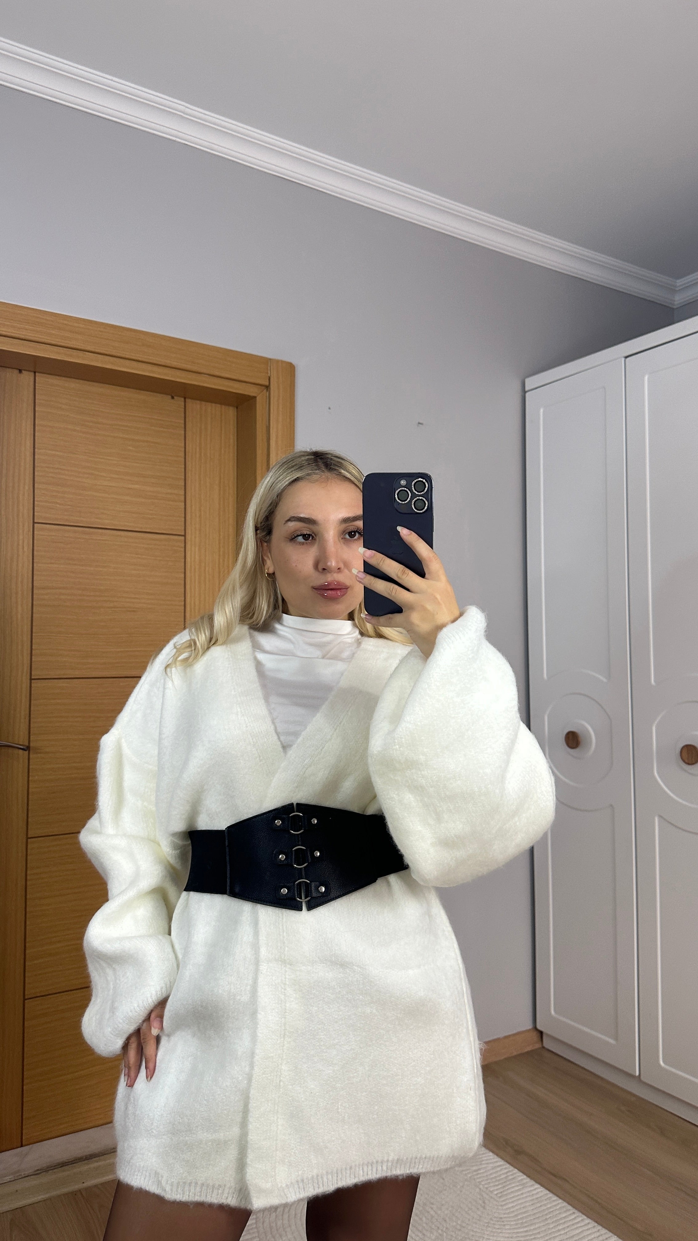 Balon kol şardonlu beyaz hırka ( Kemer dahil değildir)