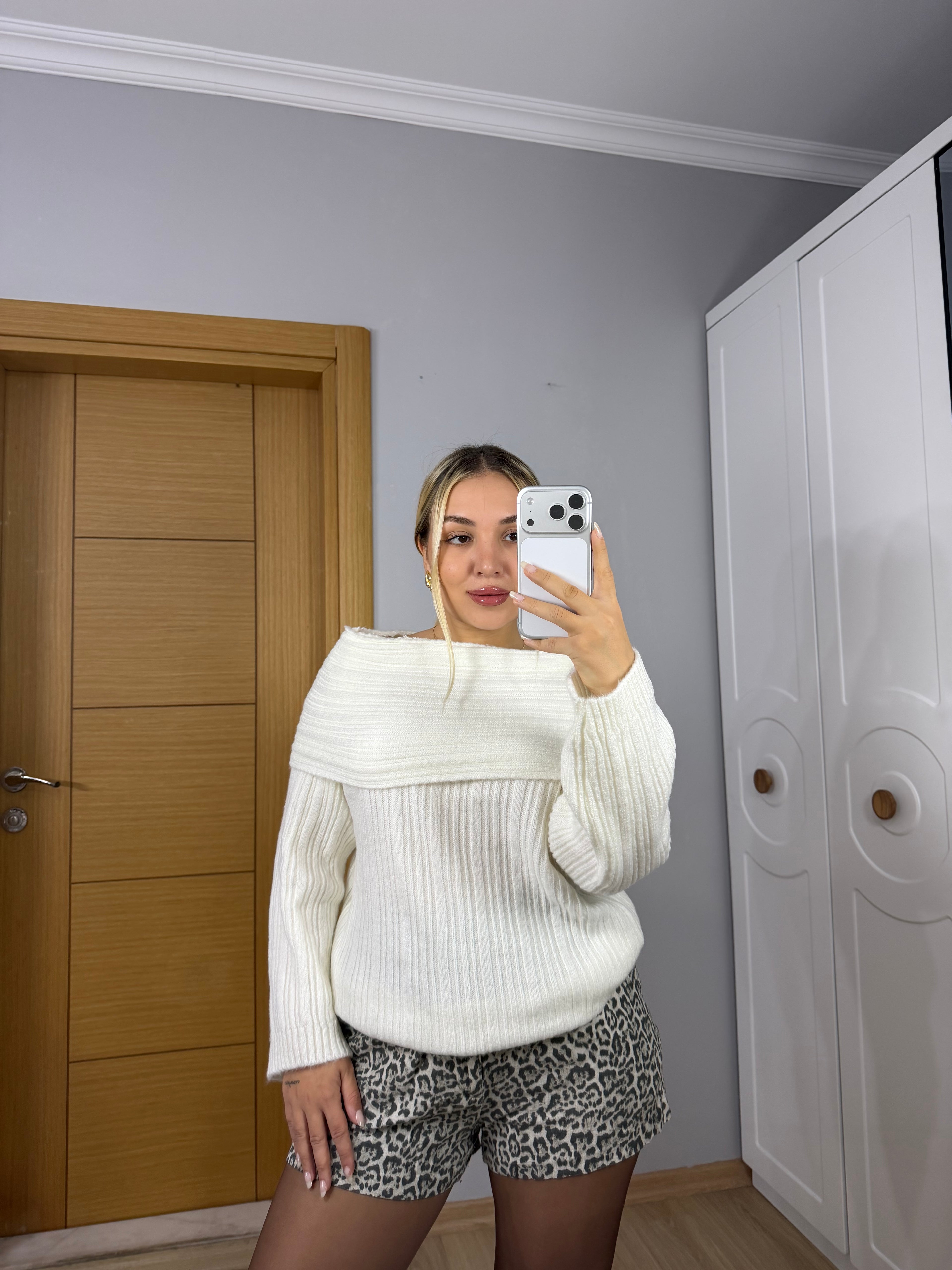 Kayık Yaka Yumuşak Dokulu Triko Kazak – Krem