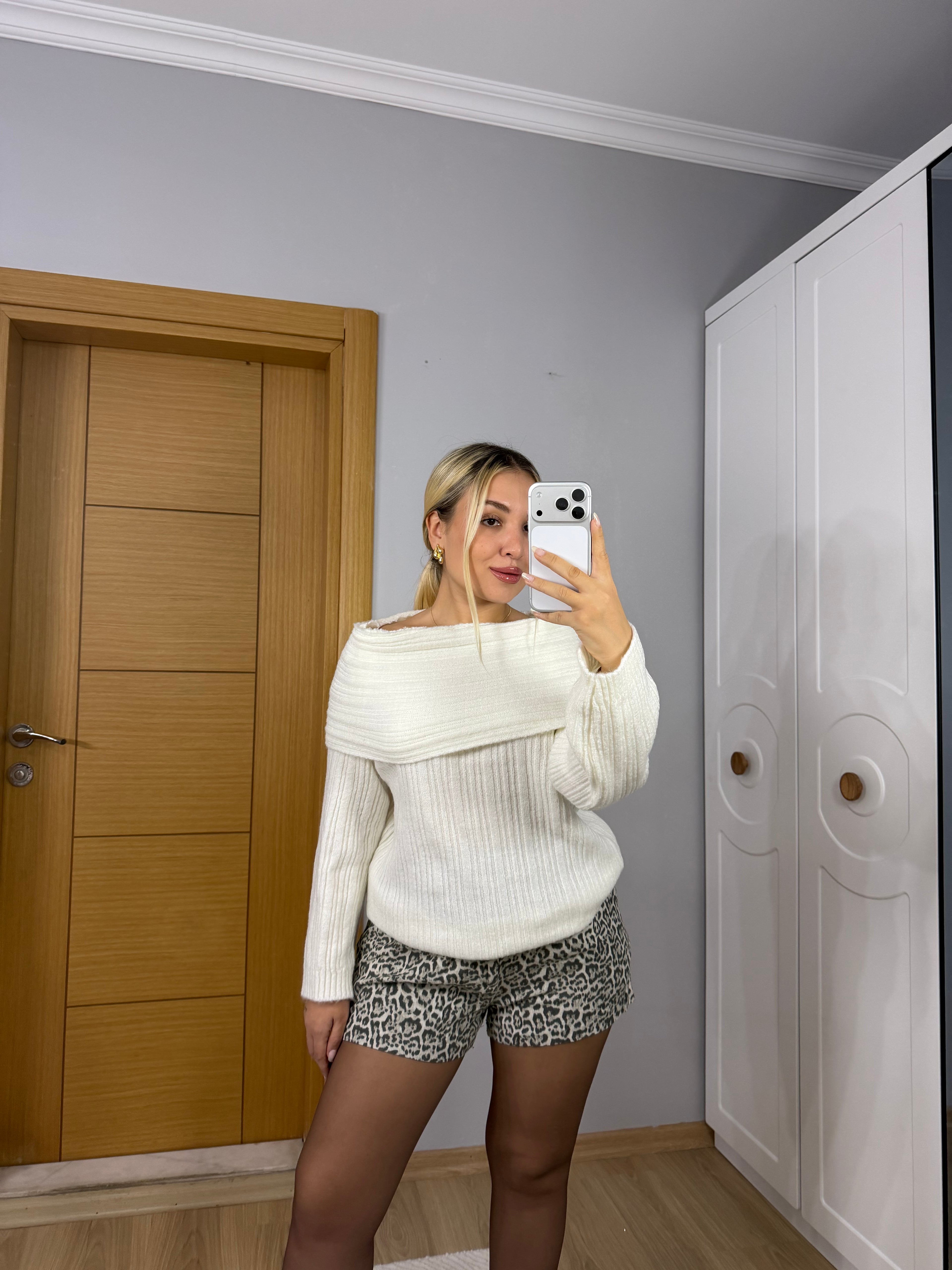 Kayık Yaka Yumuşak Dokulu Triko Kazak – Krem