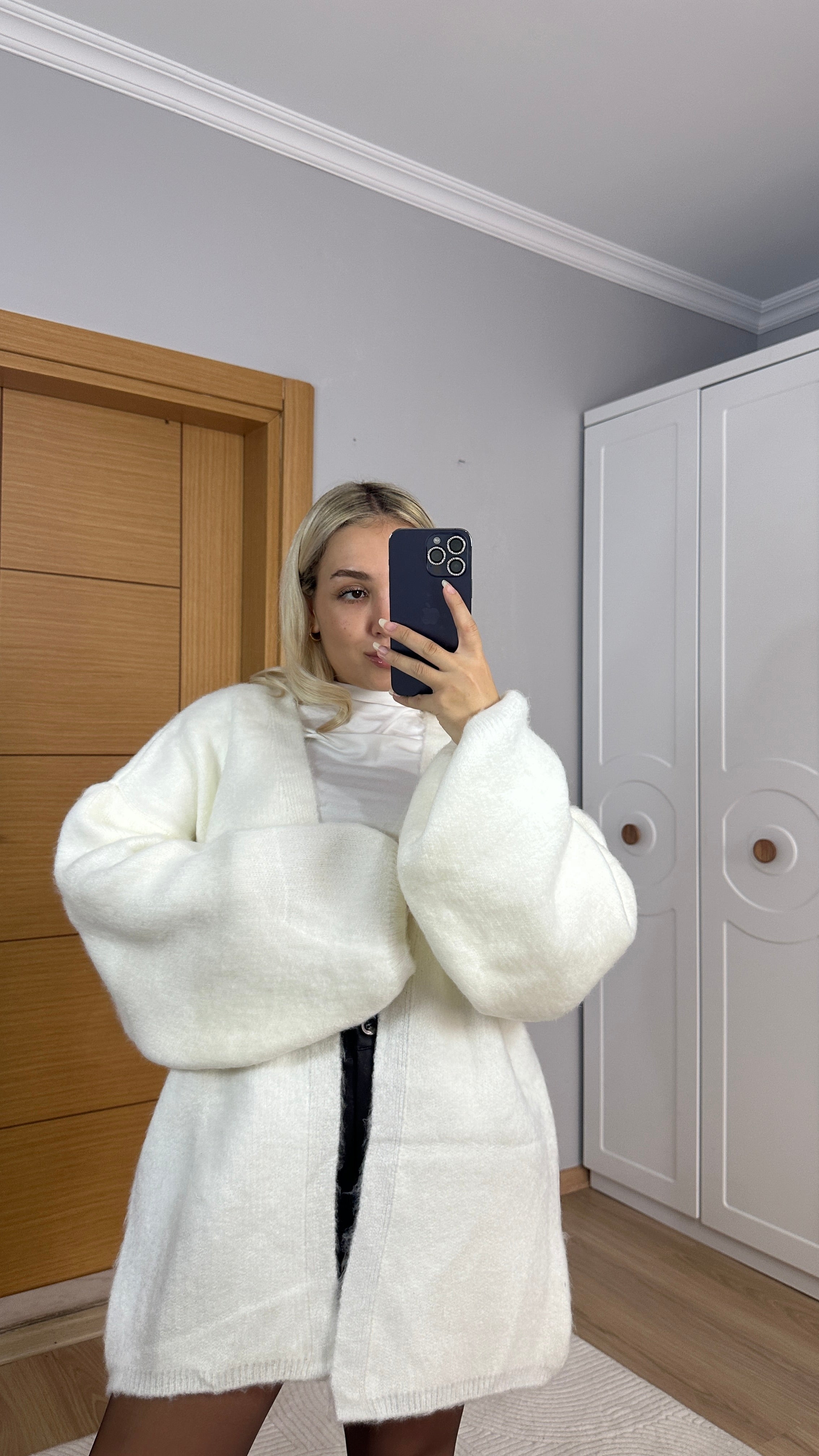 Balon kol şardonlu beyaz hırka ( Kemer dahil değildir)