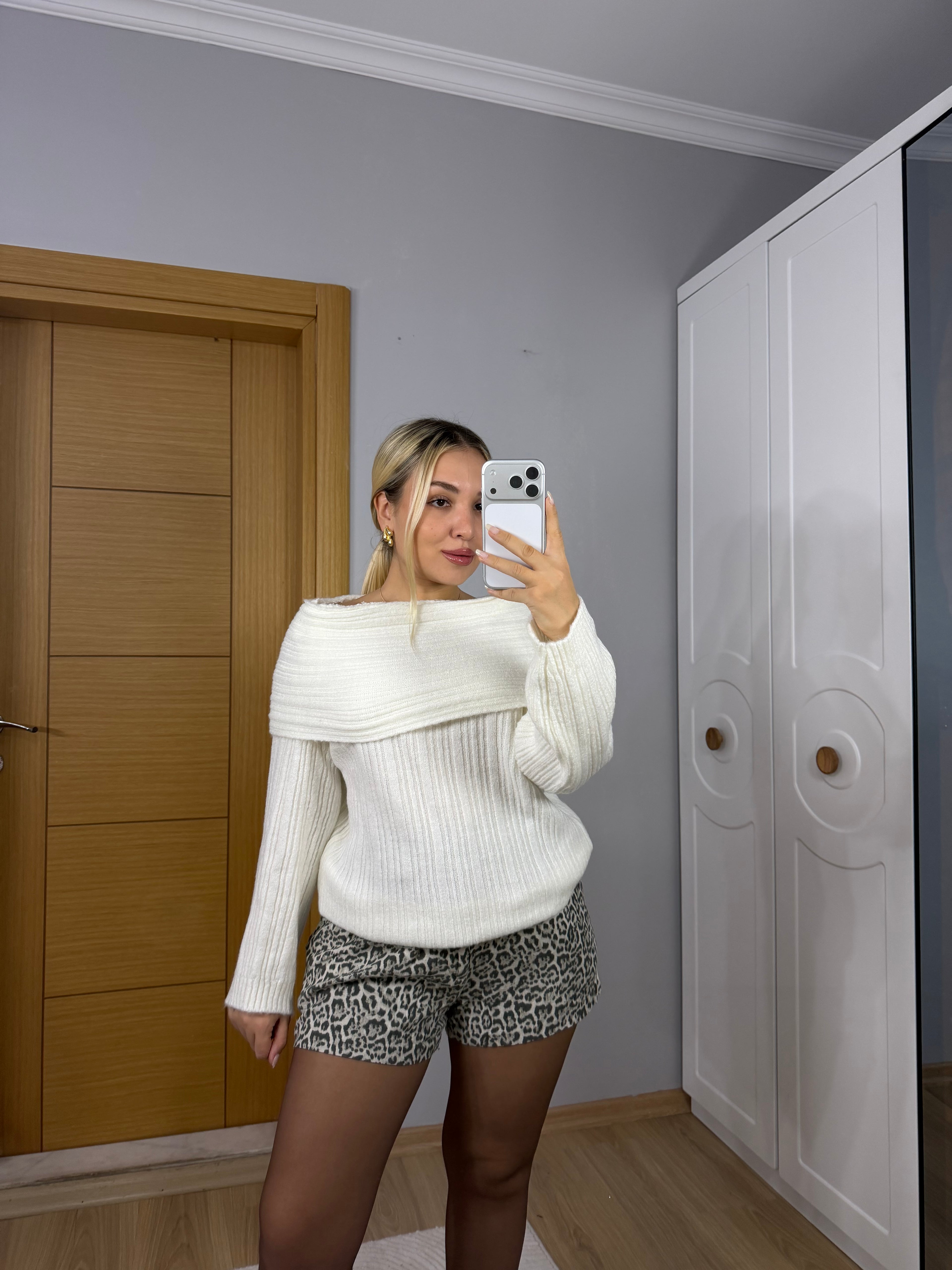 Kayık Yaka Yumuşak Dokulu Triko Kazak – Krem