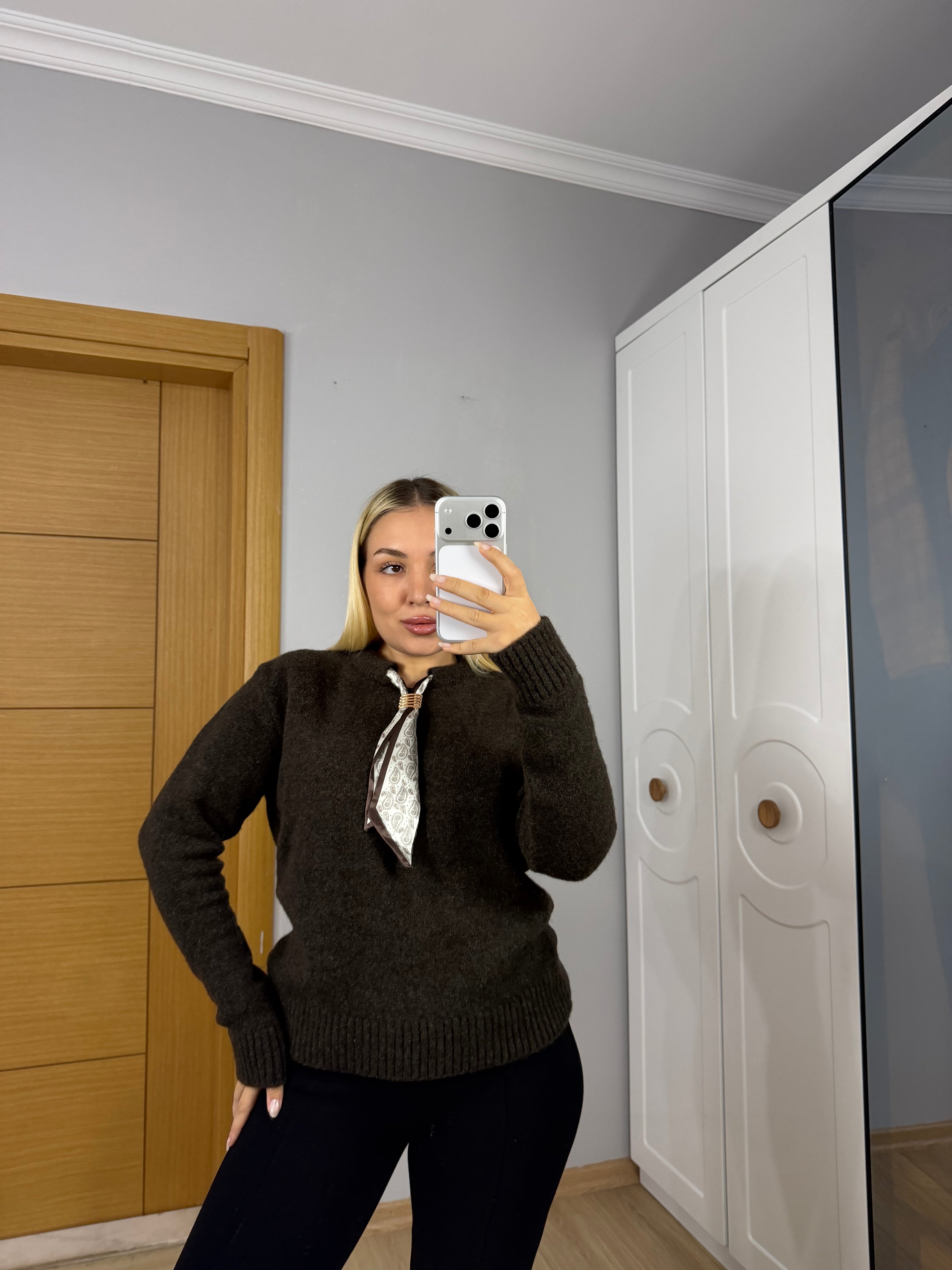 Şık Fular Detaylı, Yumoş Acı Kahve Kazak