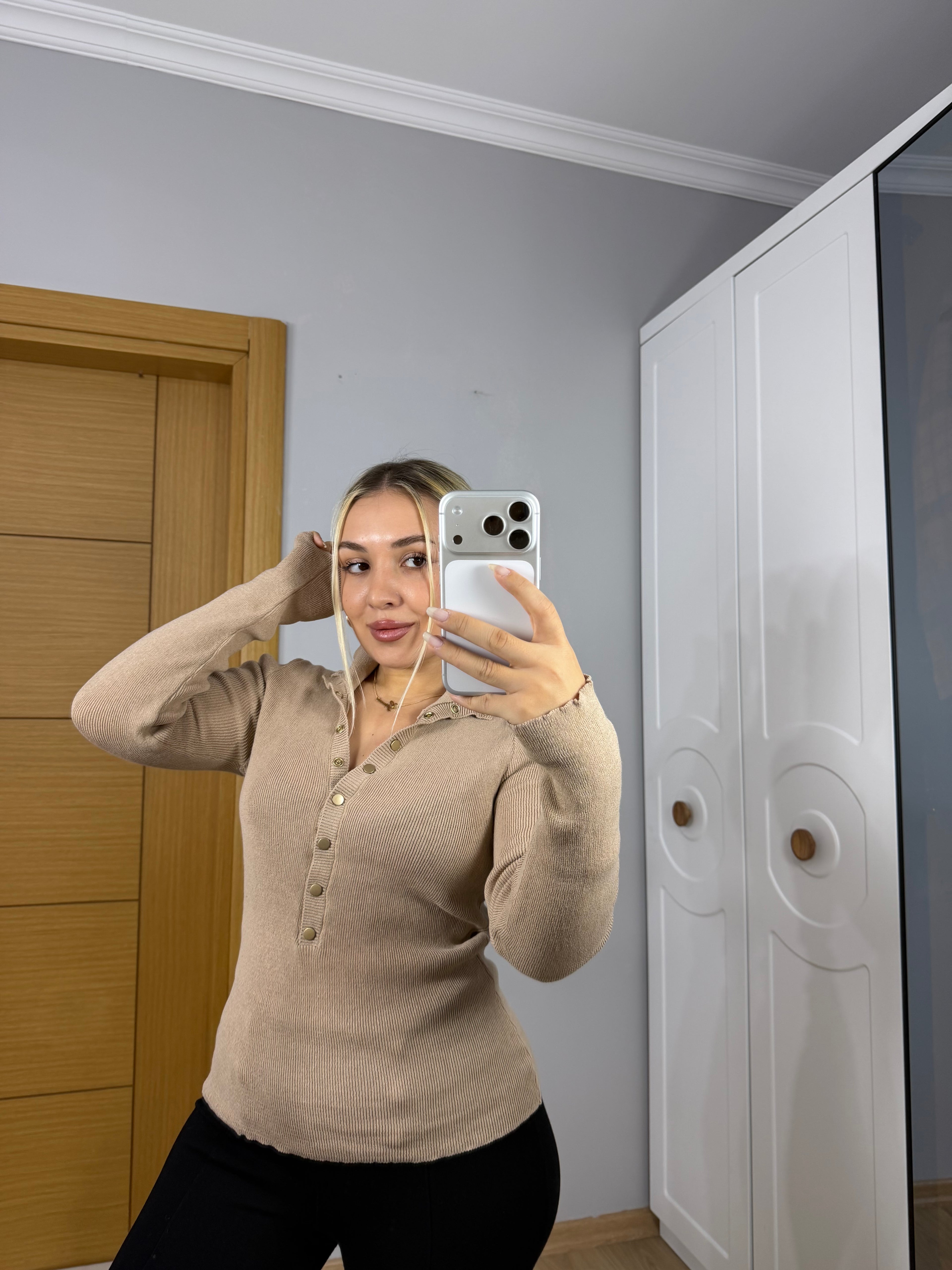 Fit Kalıp, Çıtçıt Düğmeli Şık Triko Bluz- Bej