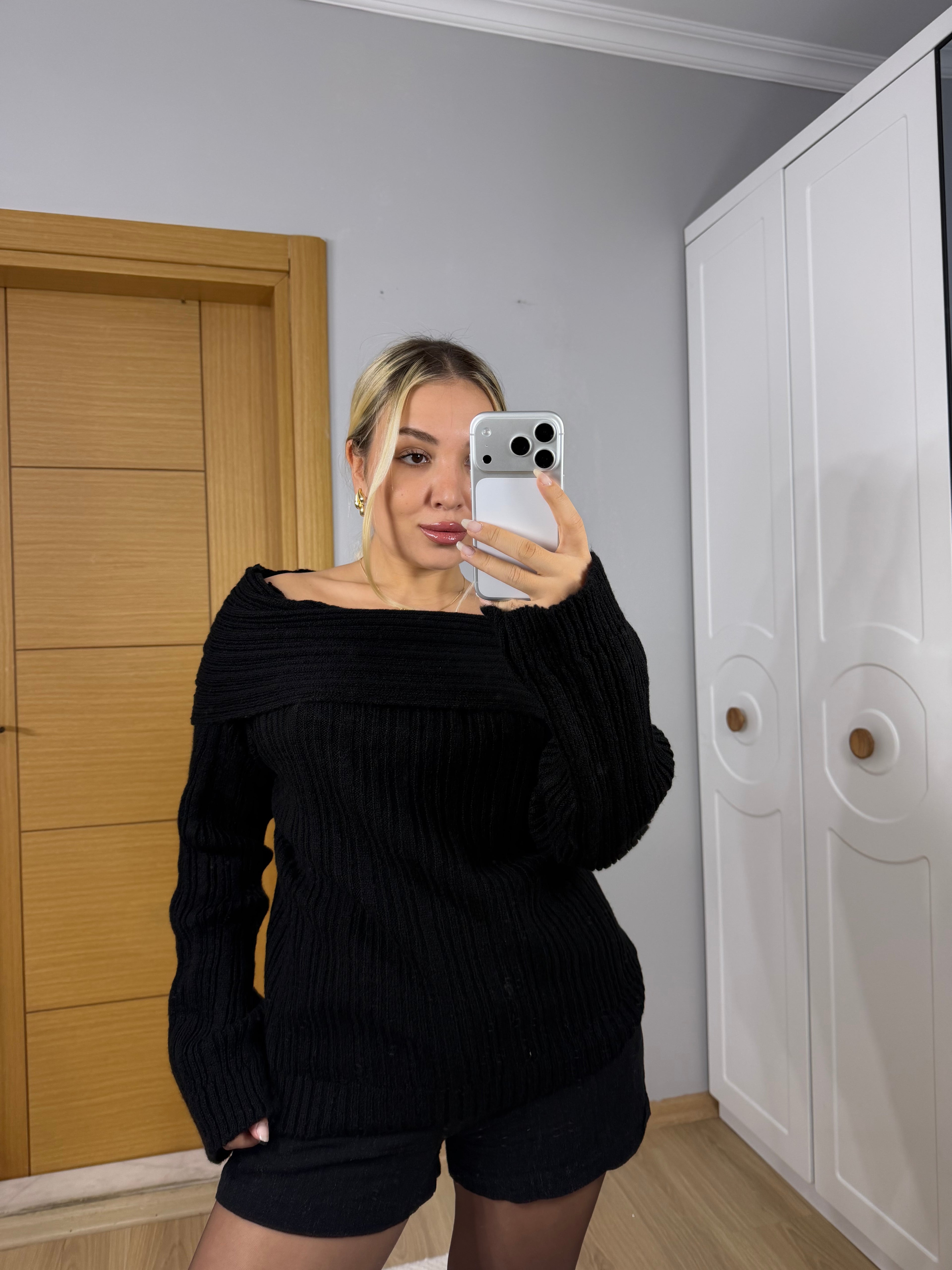 Kayık Yaka Yumuşak Dokulu Triko Kazak – Siyah