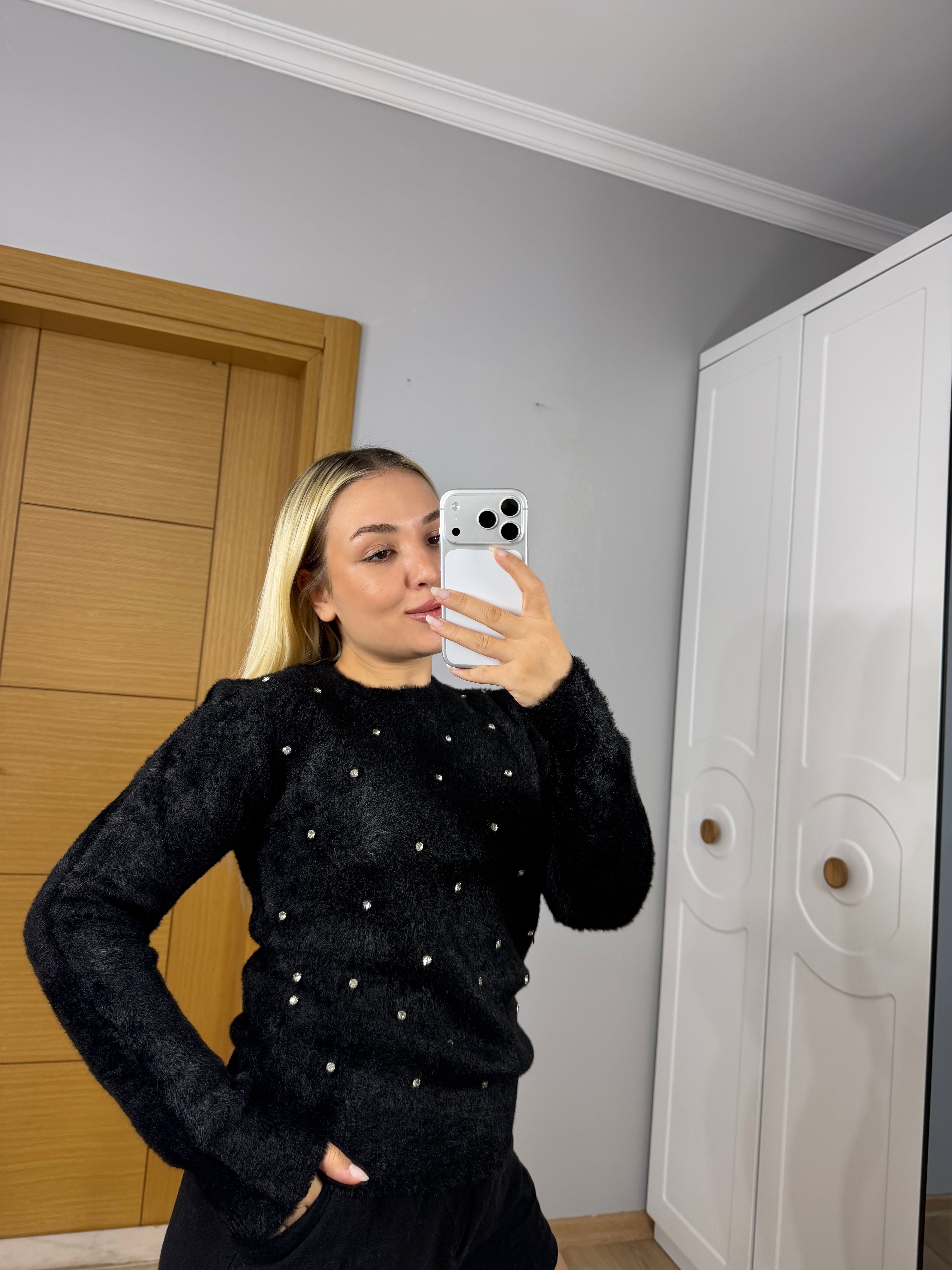 Taş Detaylı Yumoş Yumuşak Dokulu Kazak – siyah