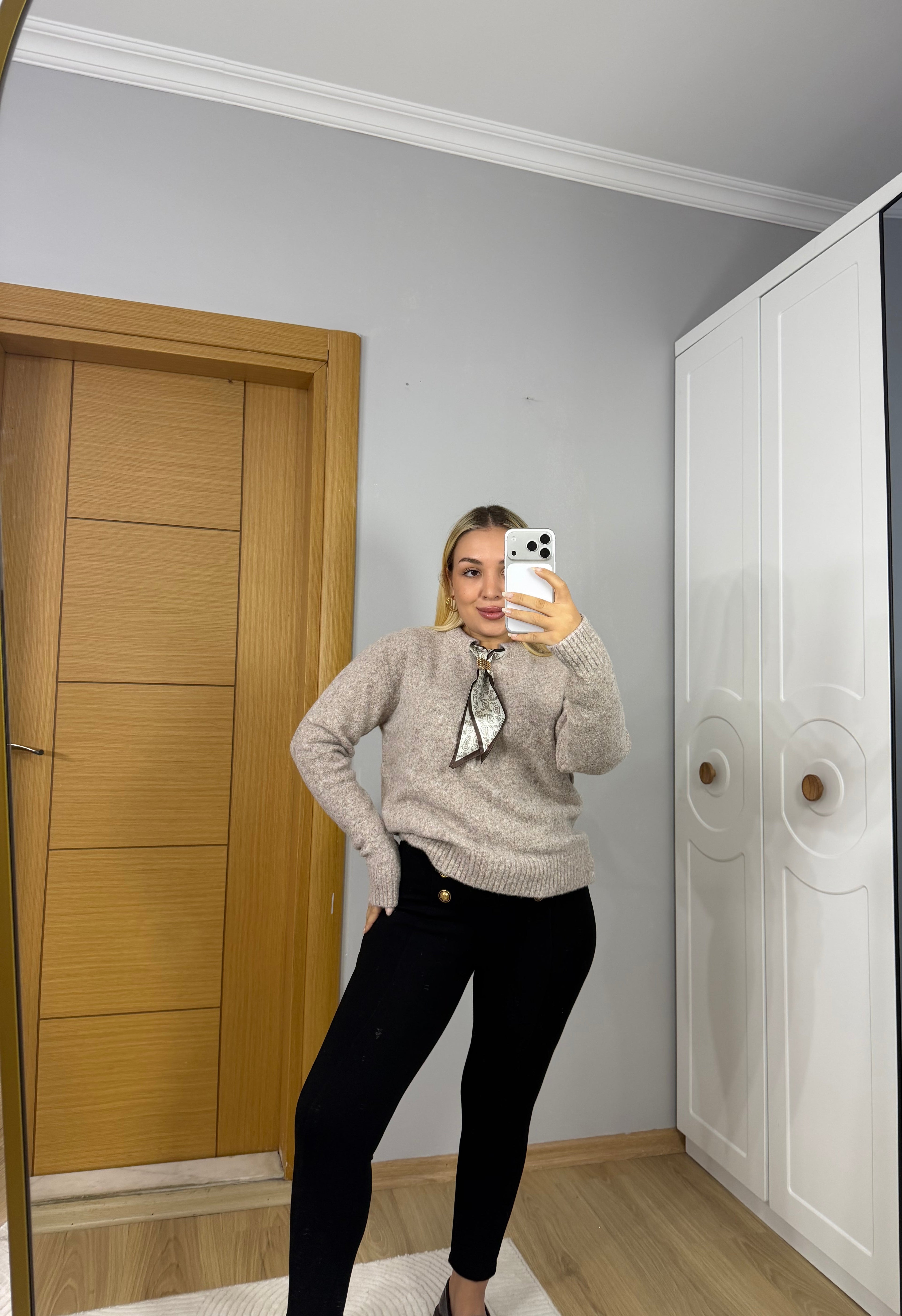 Şık Fular Detaylı, Yumoş Krem Kazak