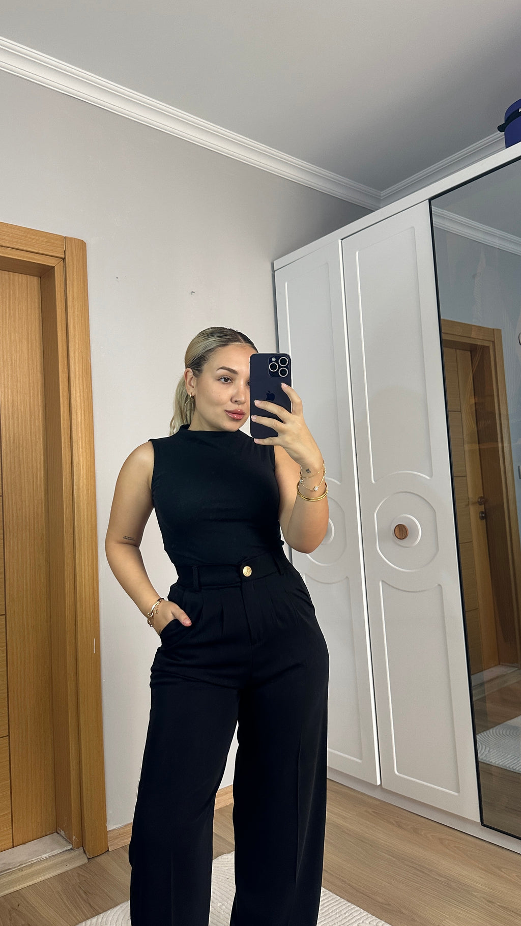 Gold düğme detaylı siyah palazzo pantolon - Akıcı kumaş