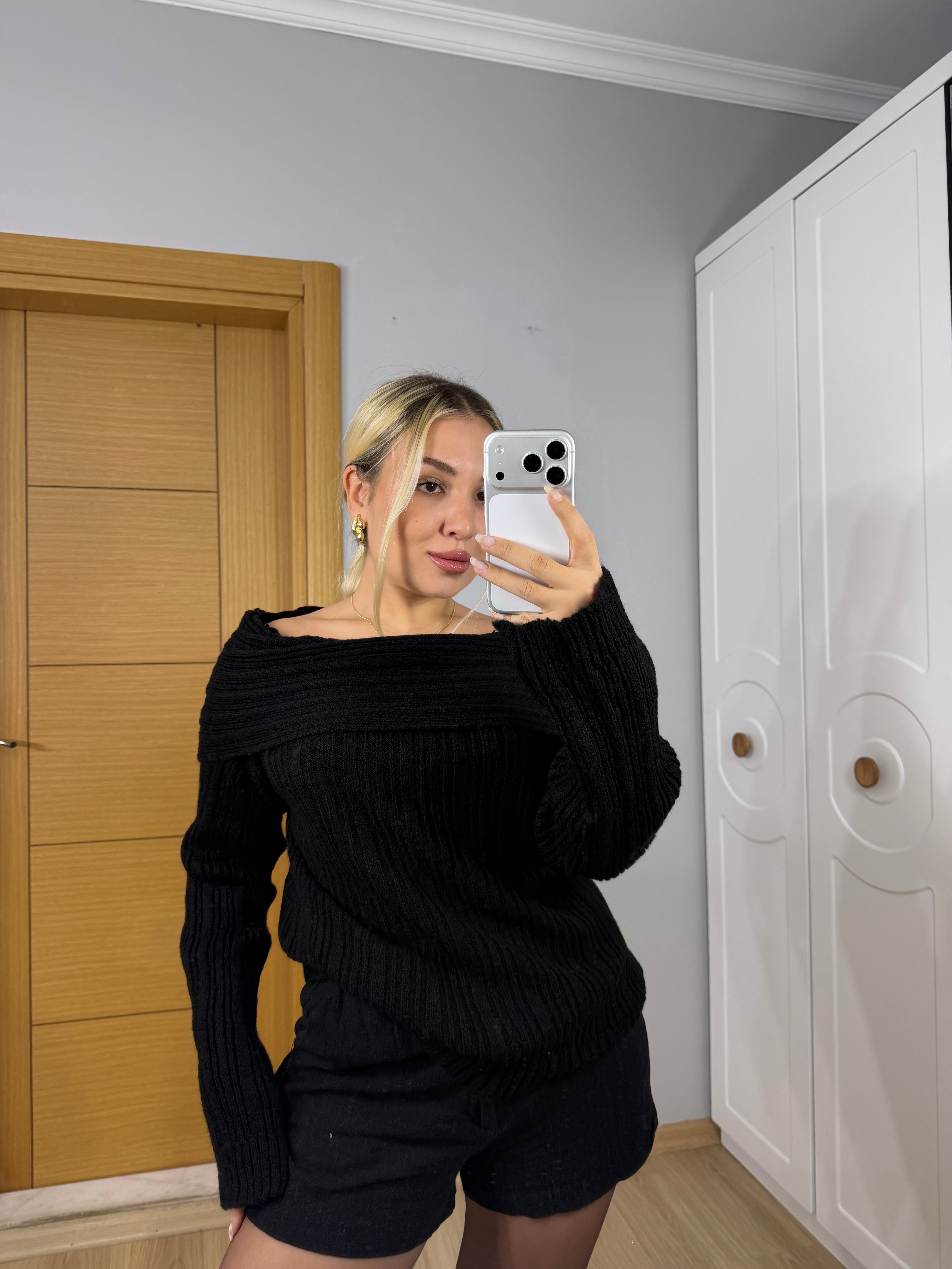 Kayık Yaka Yumuşak Dokulu Triko Kazak – Siyah