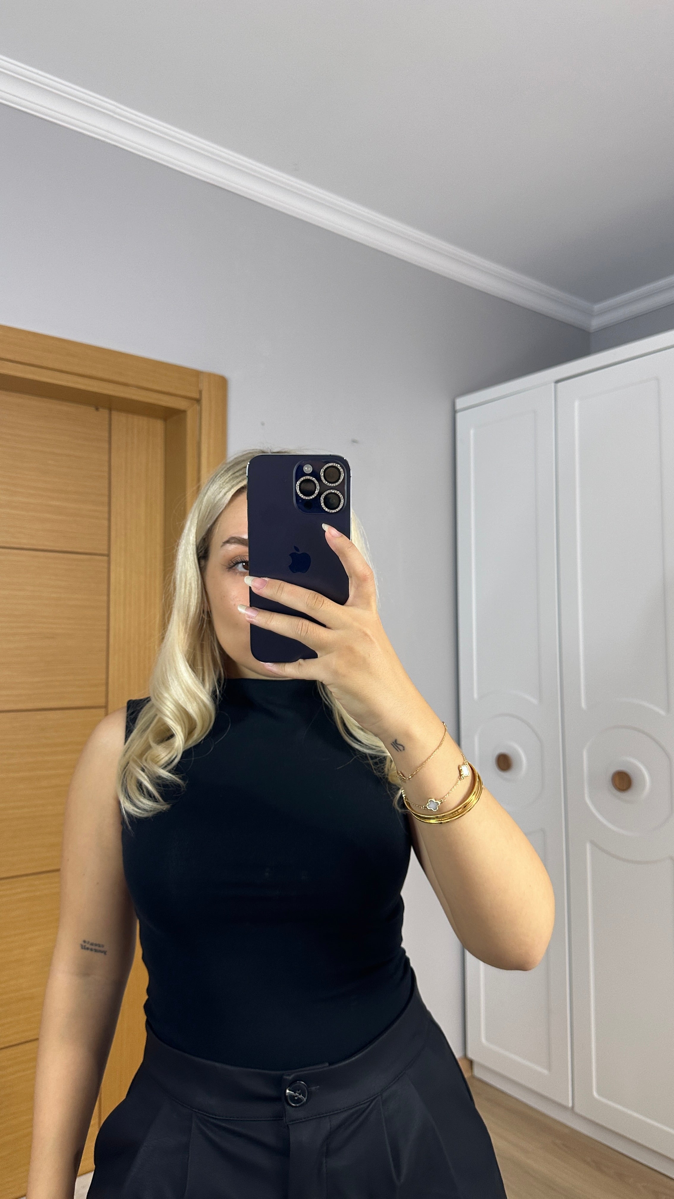 Yarım boğazlı siyah yumoş dokulu bluz