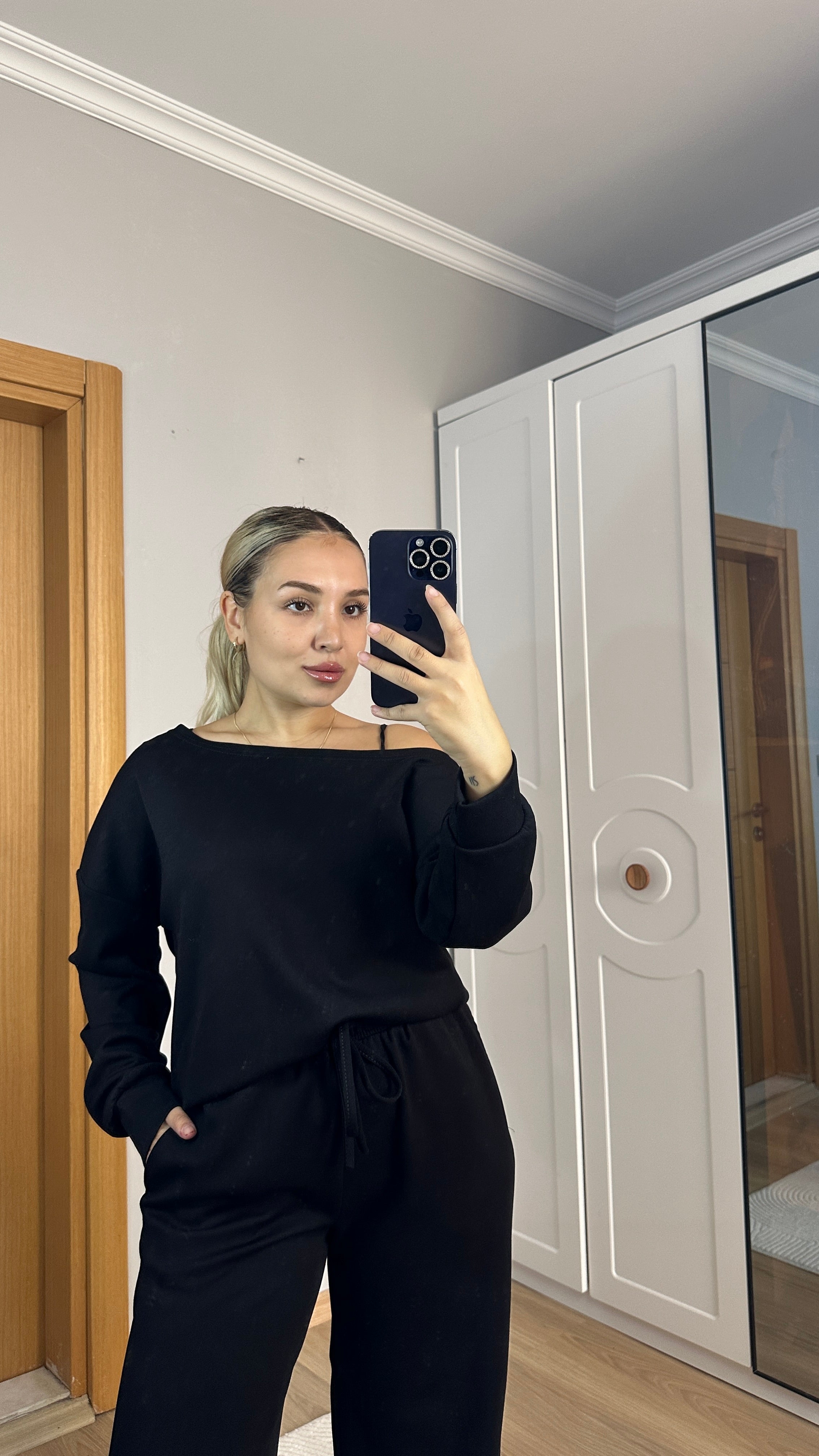 Soft- touch kumaş düşük omuz siyah takım