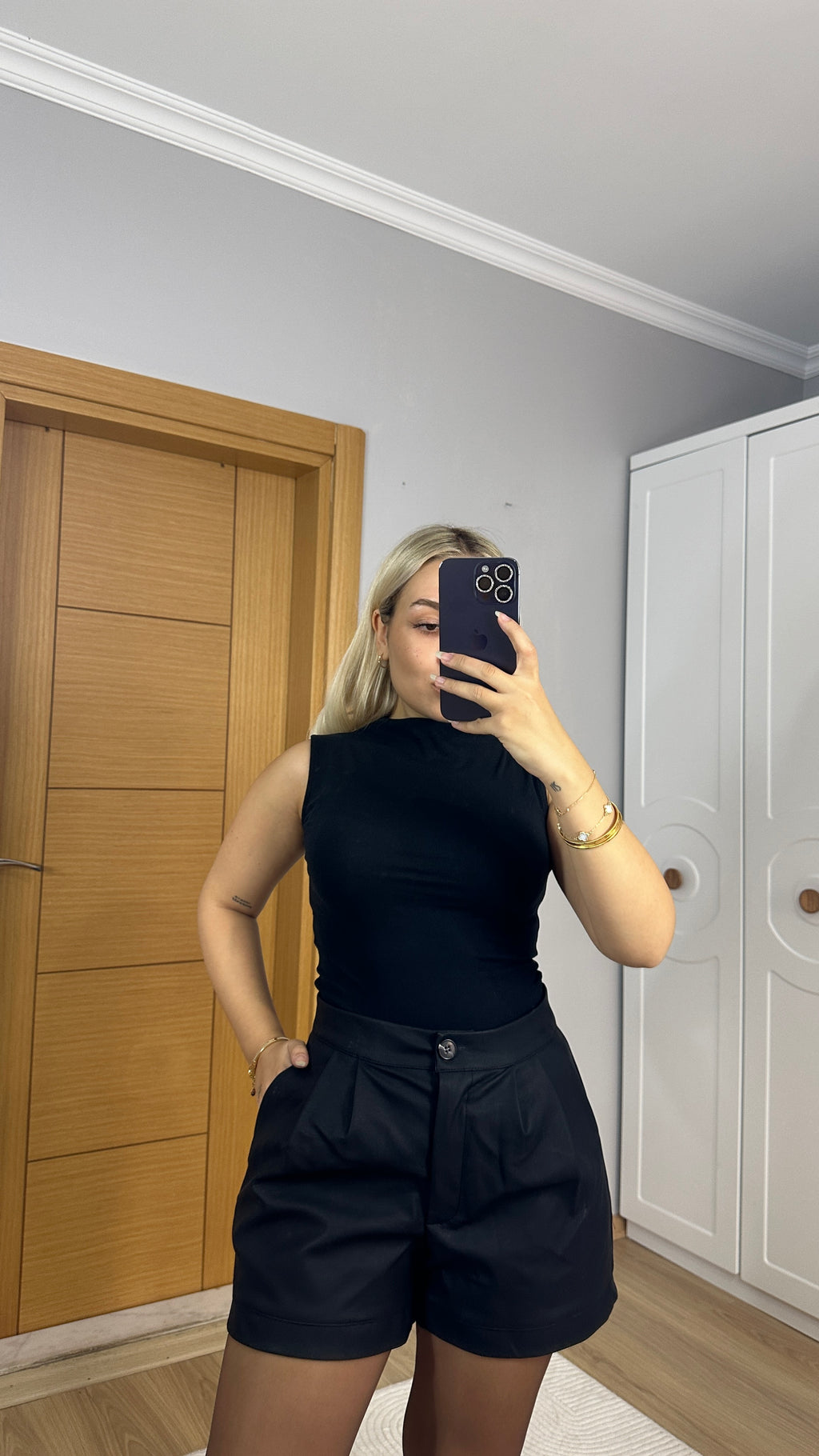 Yarım boğazlı siyah yumoş dokulu bluz