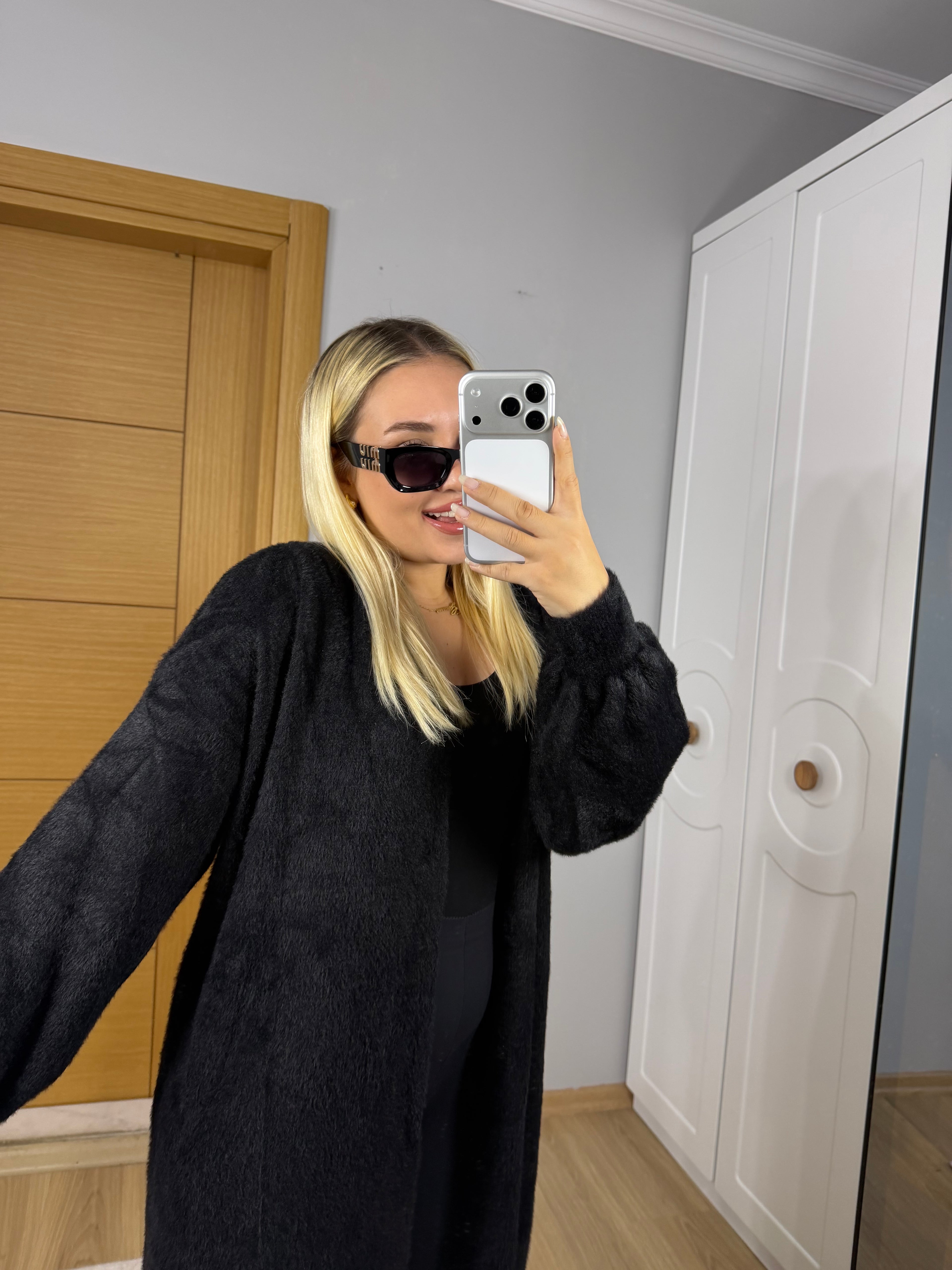 Yumuşacık Sakallı Triko Hırka – Siyah