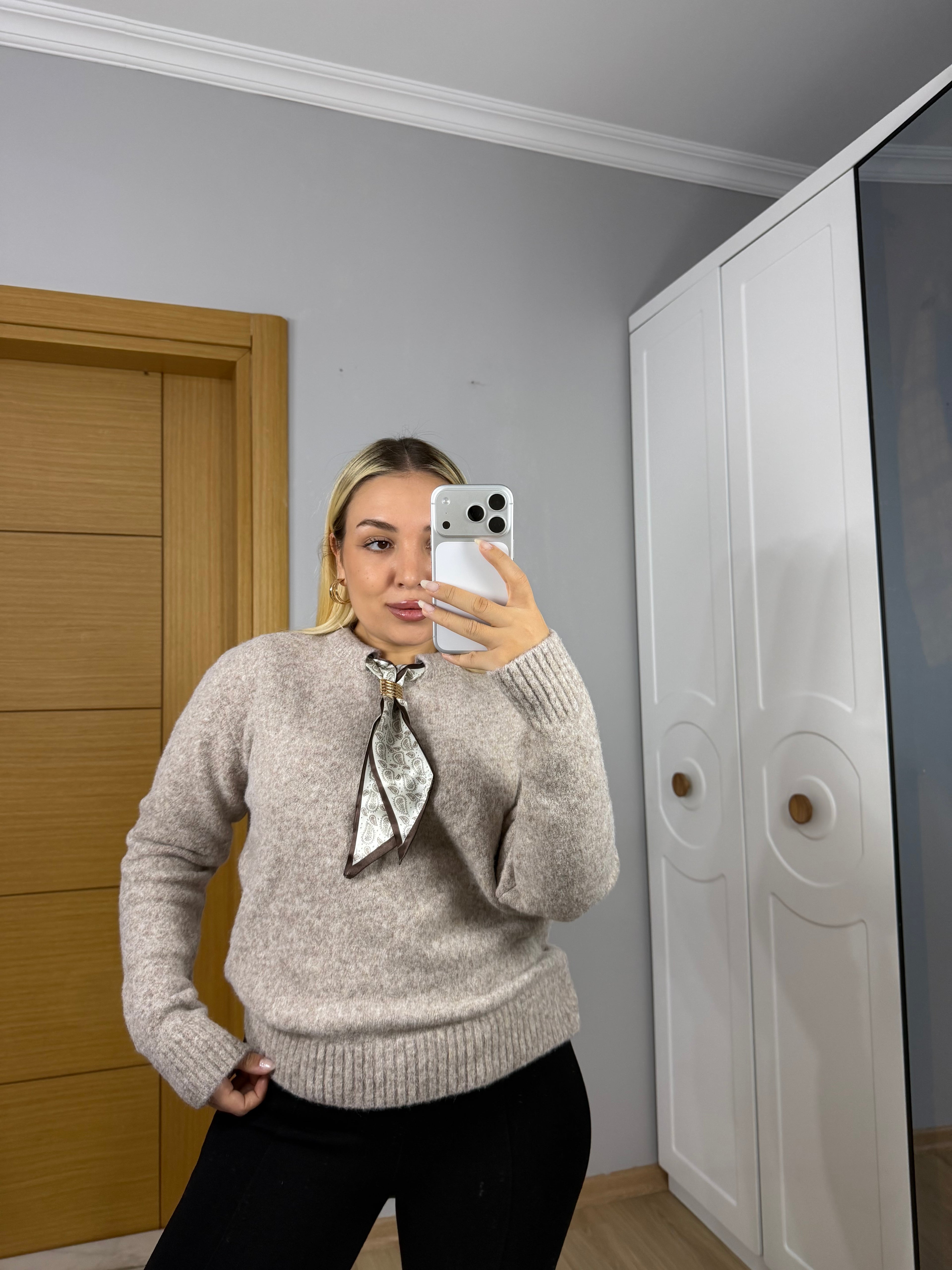 Şık Fular Detaylı, Yumoş Krem Kazak