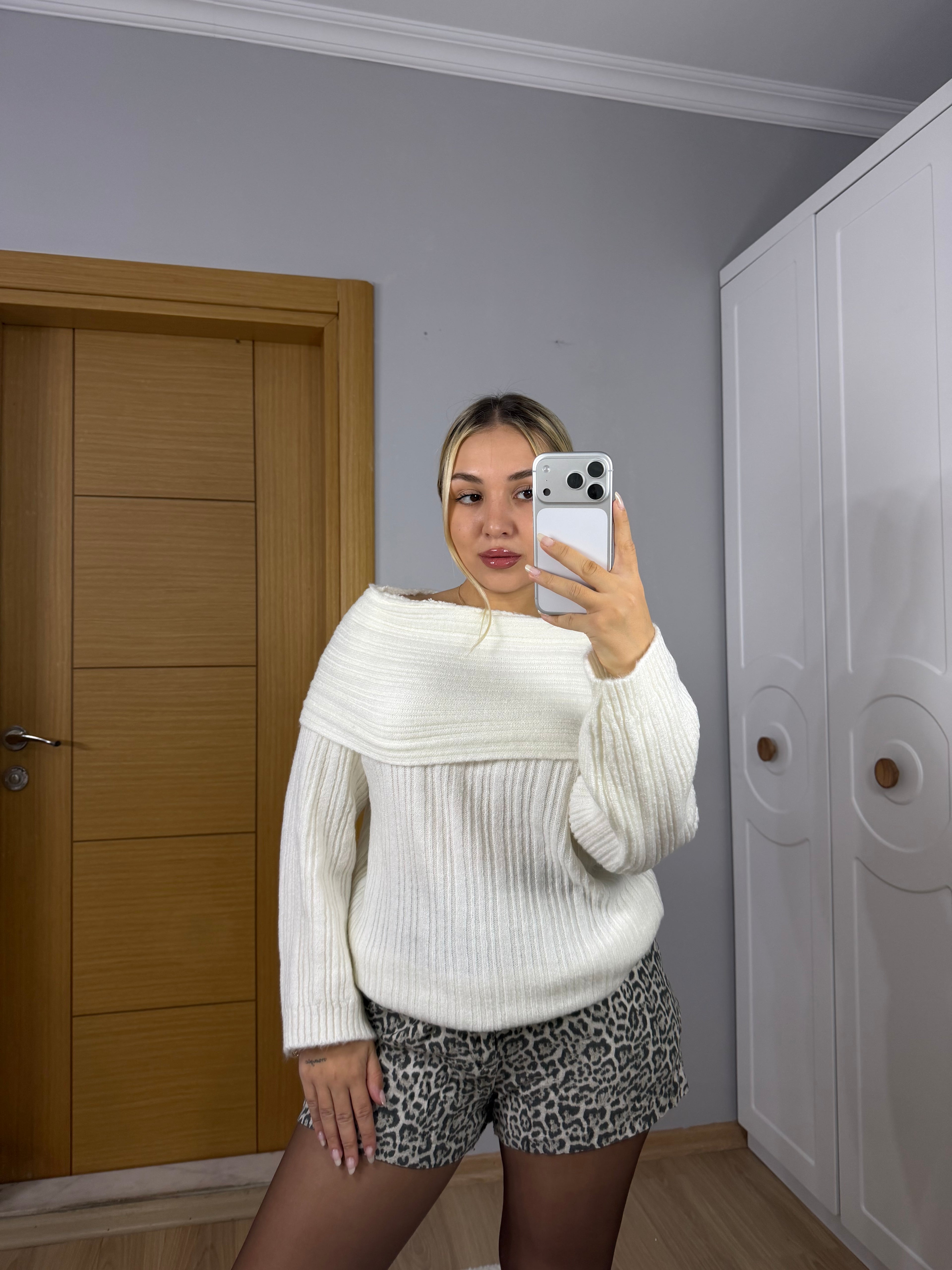 Kayık Yaka Yumuşak Dokulu Triko Kazak – Krem