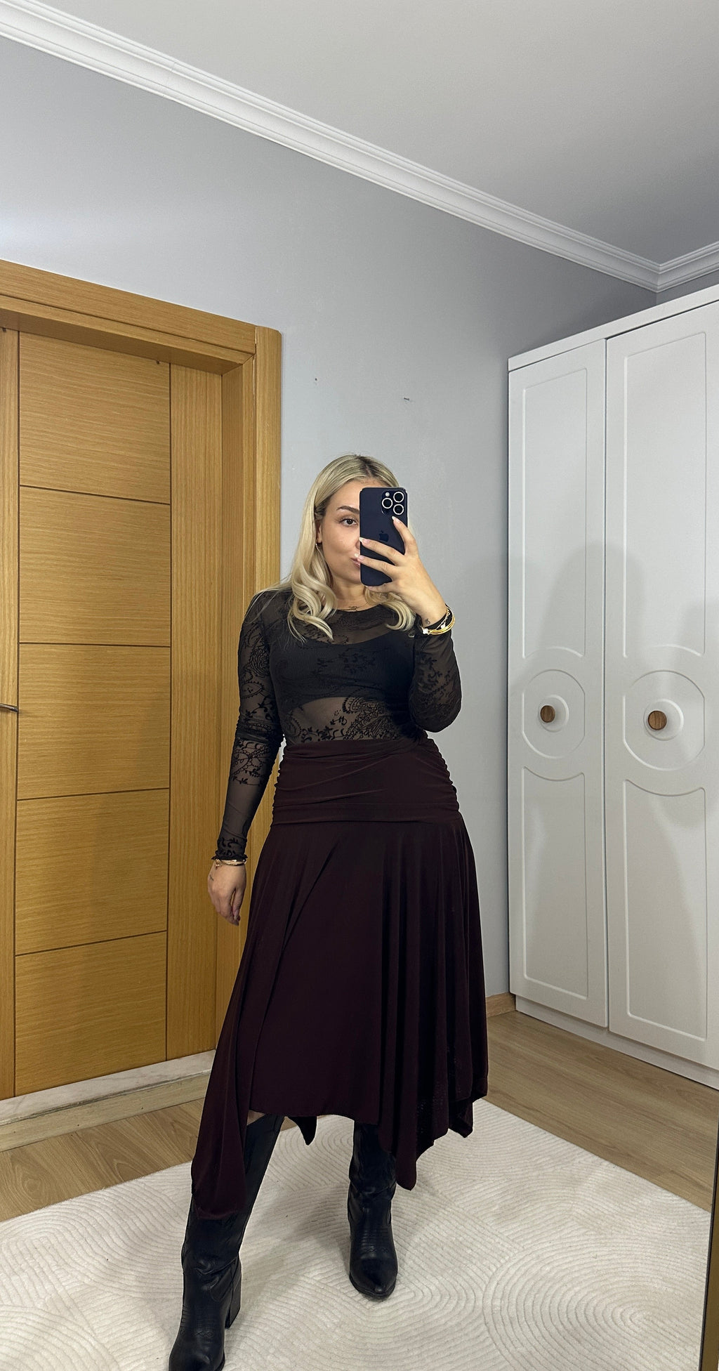 Kahverengi asimetrik midi etek - Akışkan dokulu