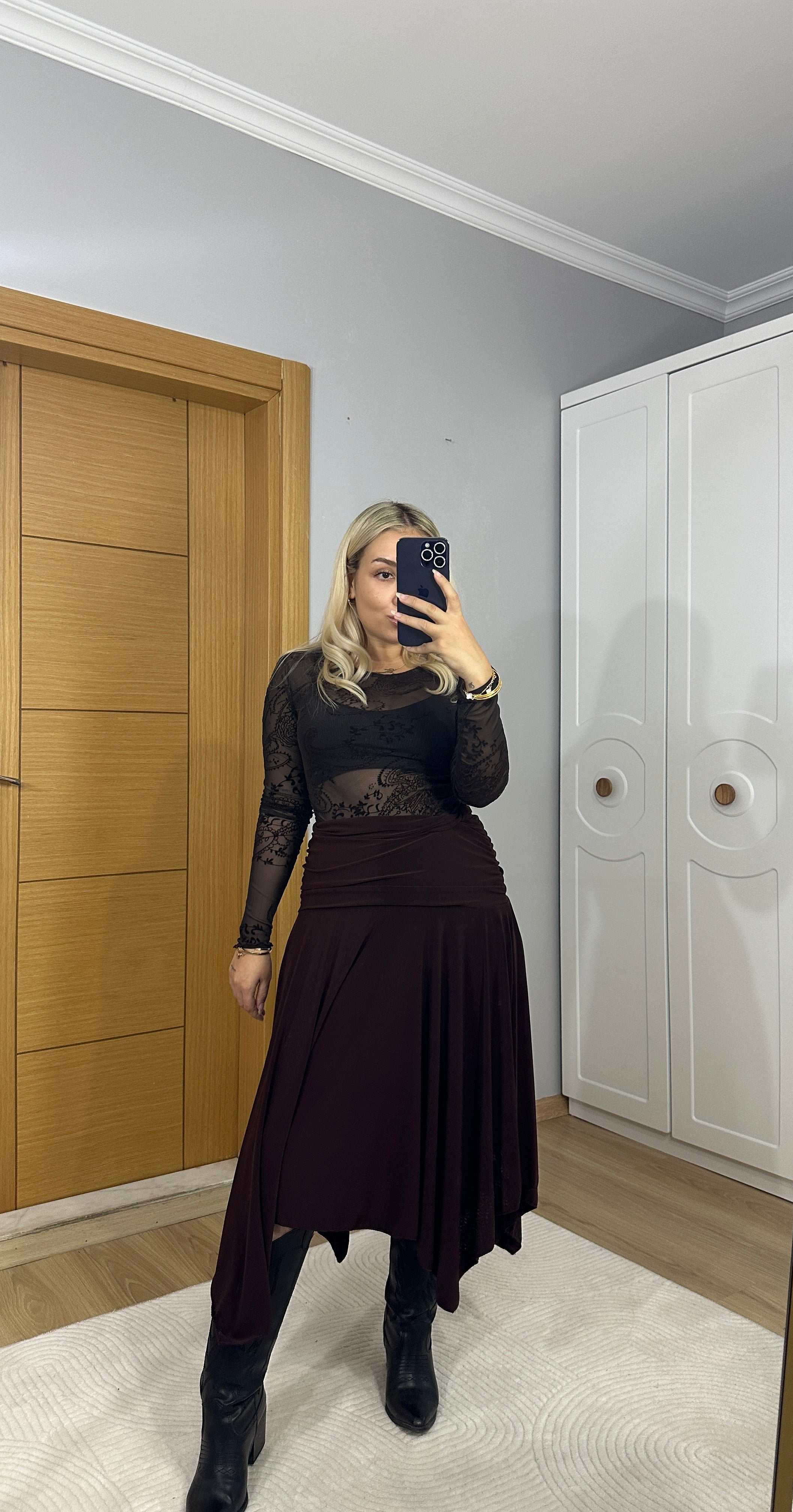 Kahverengi asimetrik midi etek - Akışkan dokulu