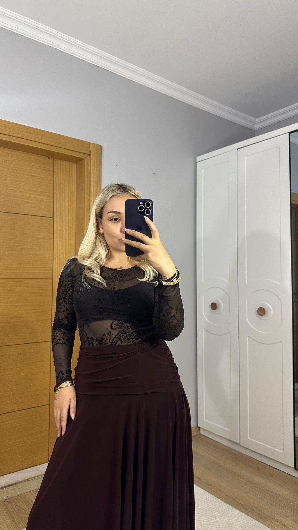 Kahverengi asimetrik midi etek - Akışkan dokulu