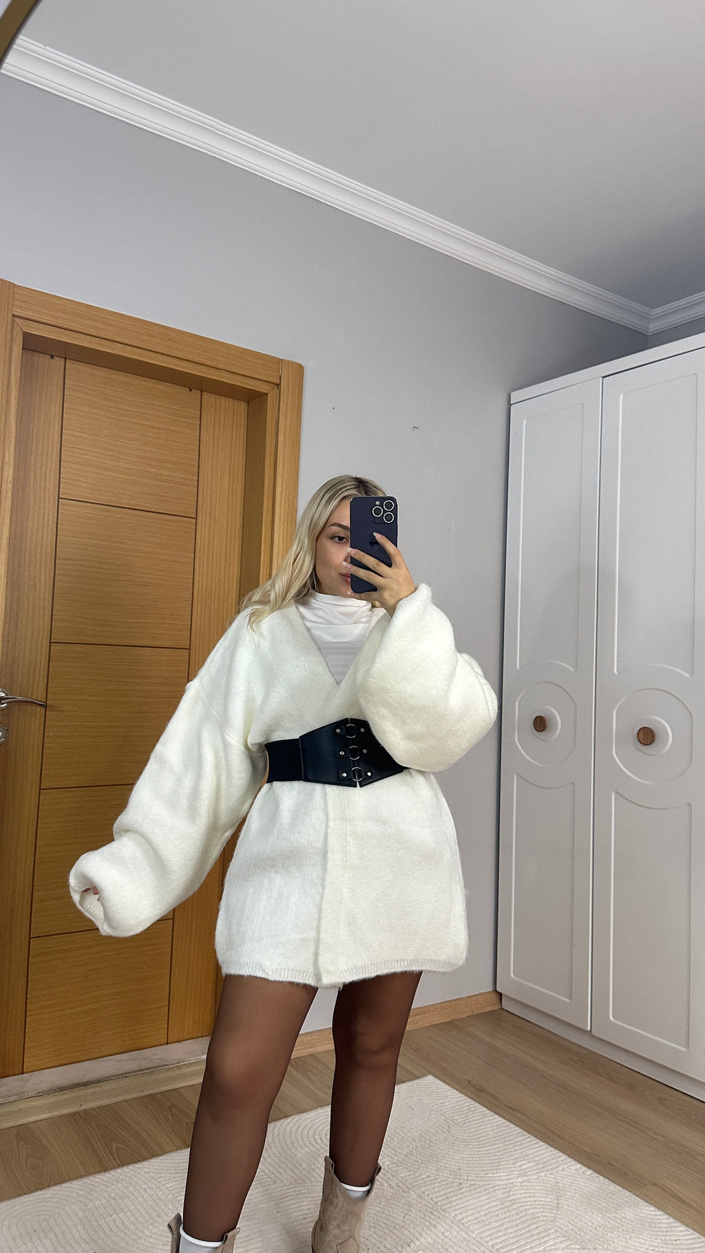 Balon kol şardonlu beyaz hırka ( Kemer dahil değildir)