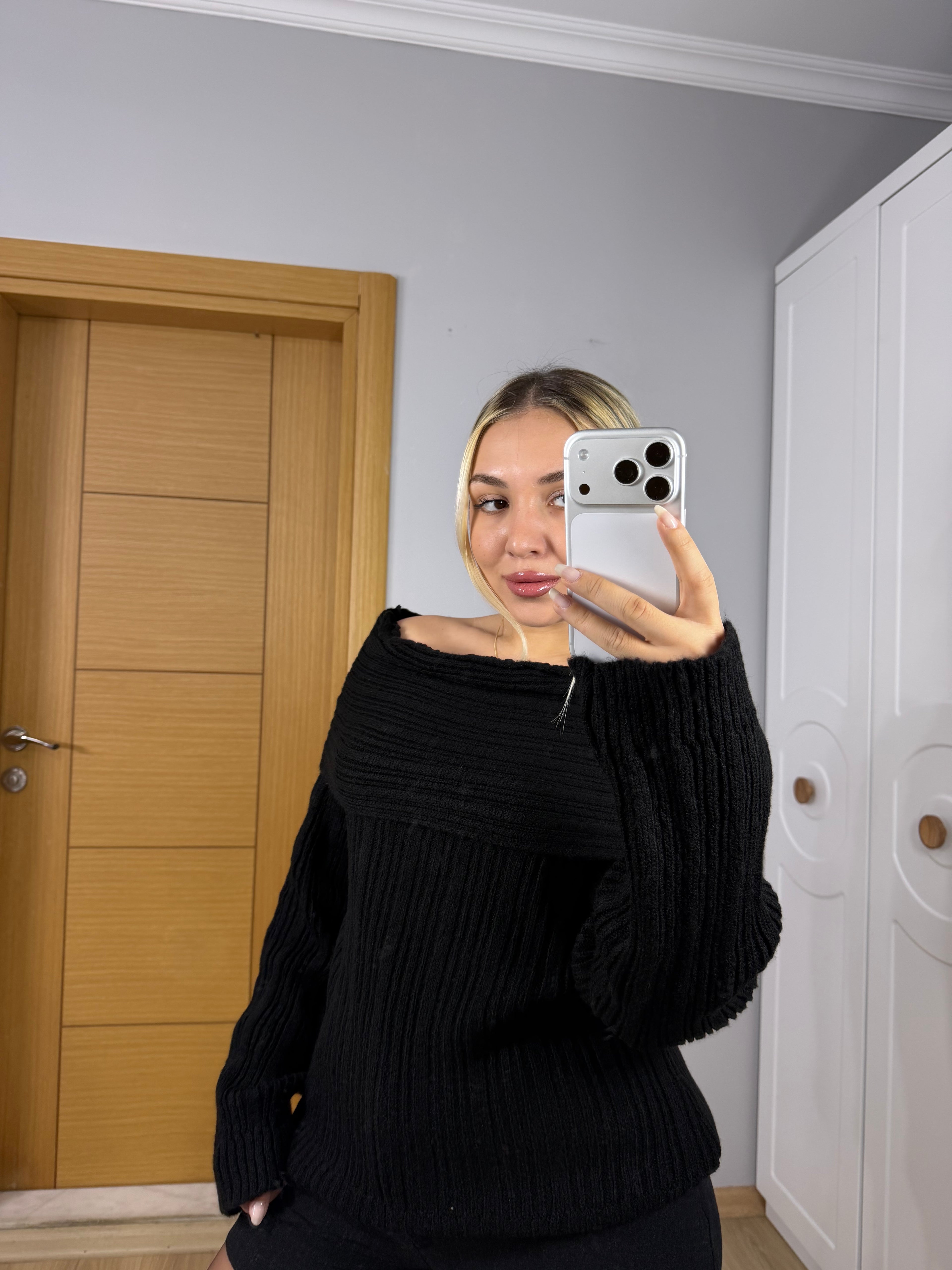 Kayık Yaka Yumuşak Dokulu Triko Kazak – Siyah