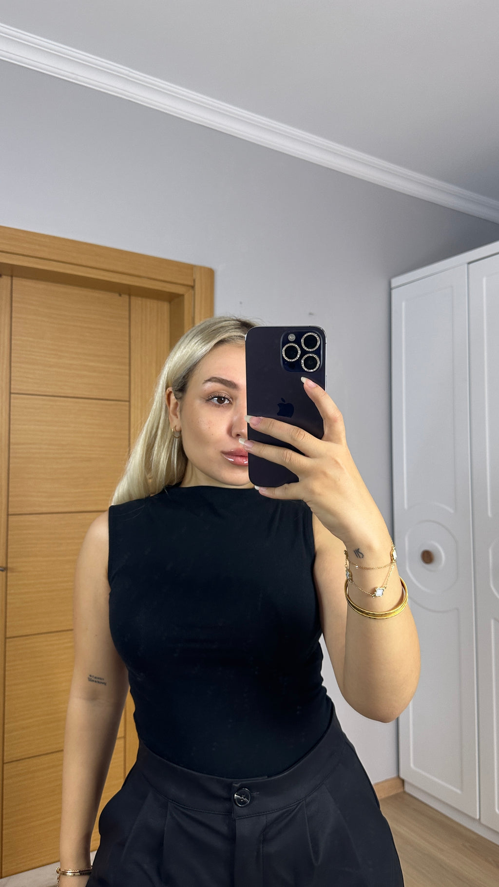 Yarım boğazlı siyah yumoş dokulu bluz