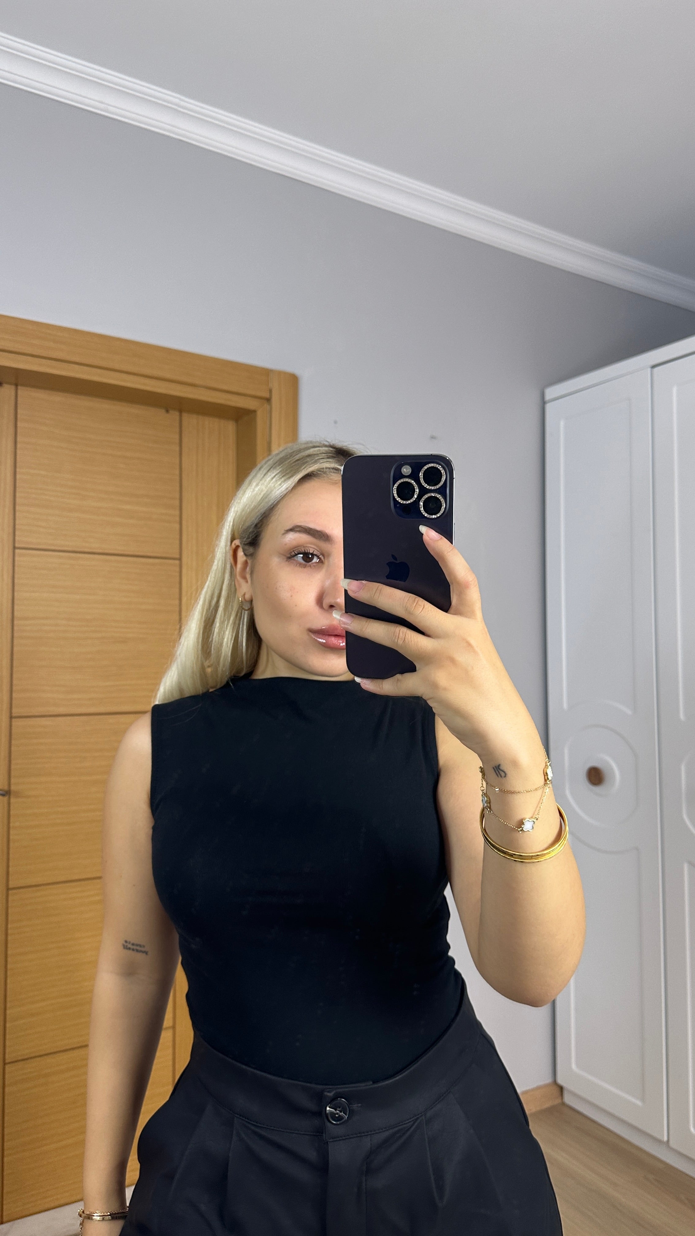 Yarım boğazlı siyah yumoş dokulu bluz