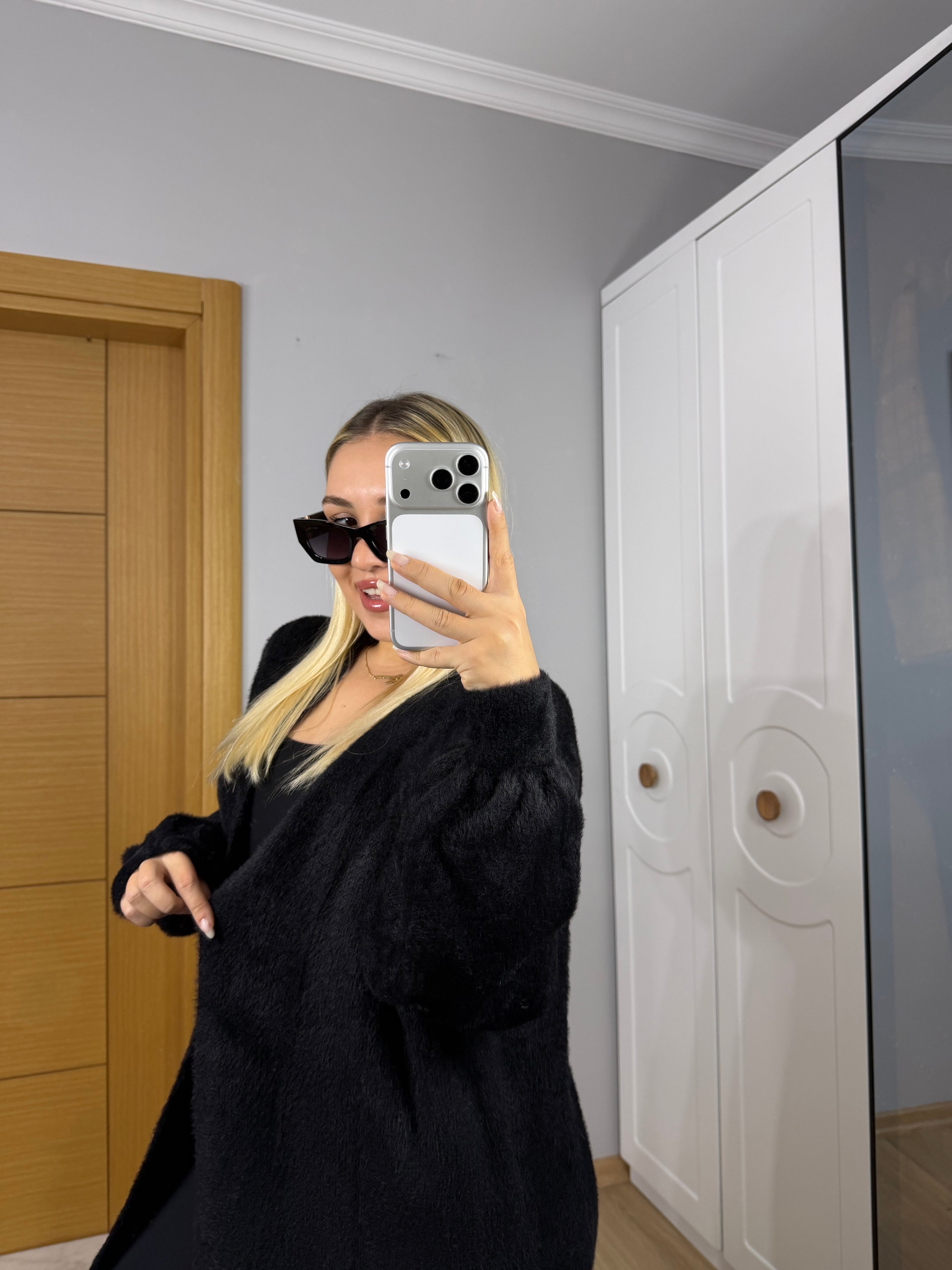 Yumuşacık Sakallı Triko Hırka – Siyah