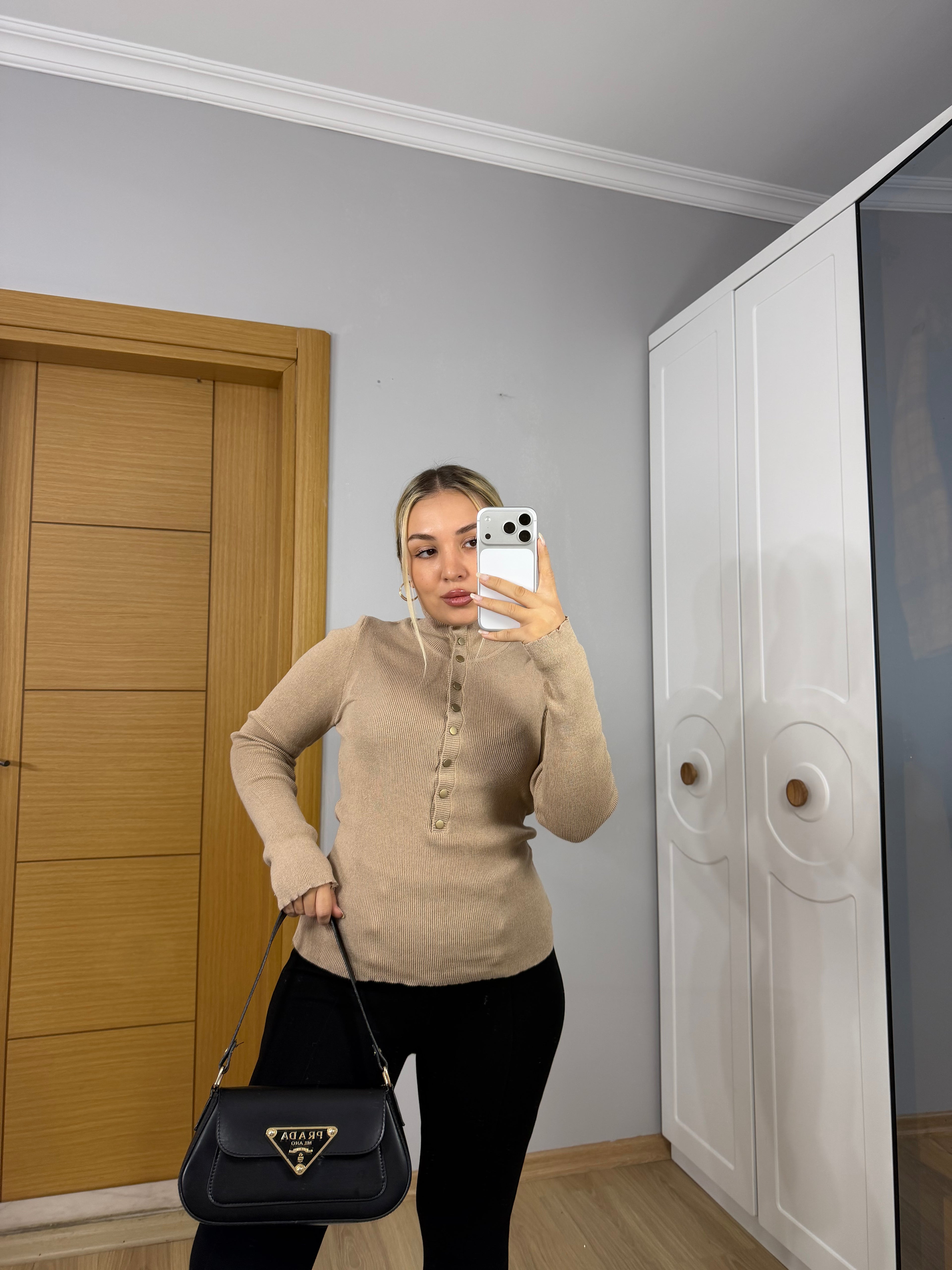 Fit Kalıp, Çıtçıt Düğmeli Şık Triko Bluz- Bej