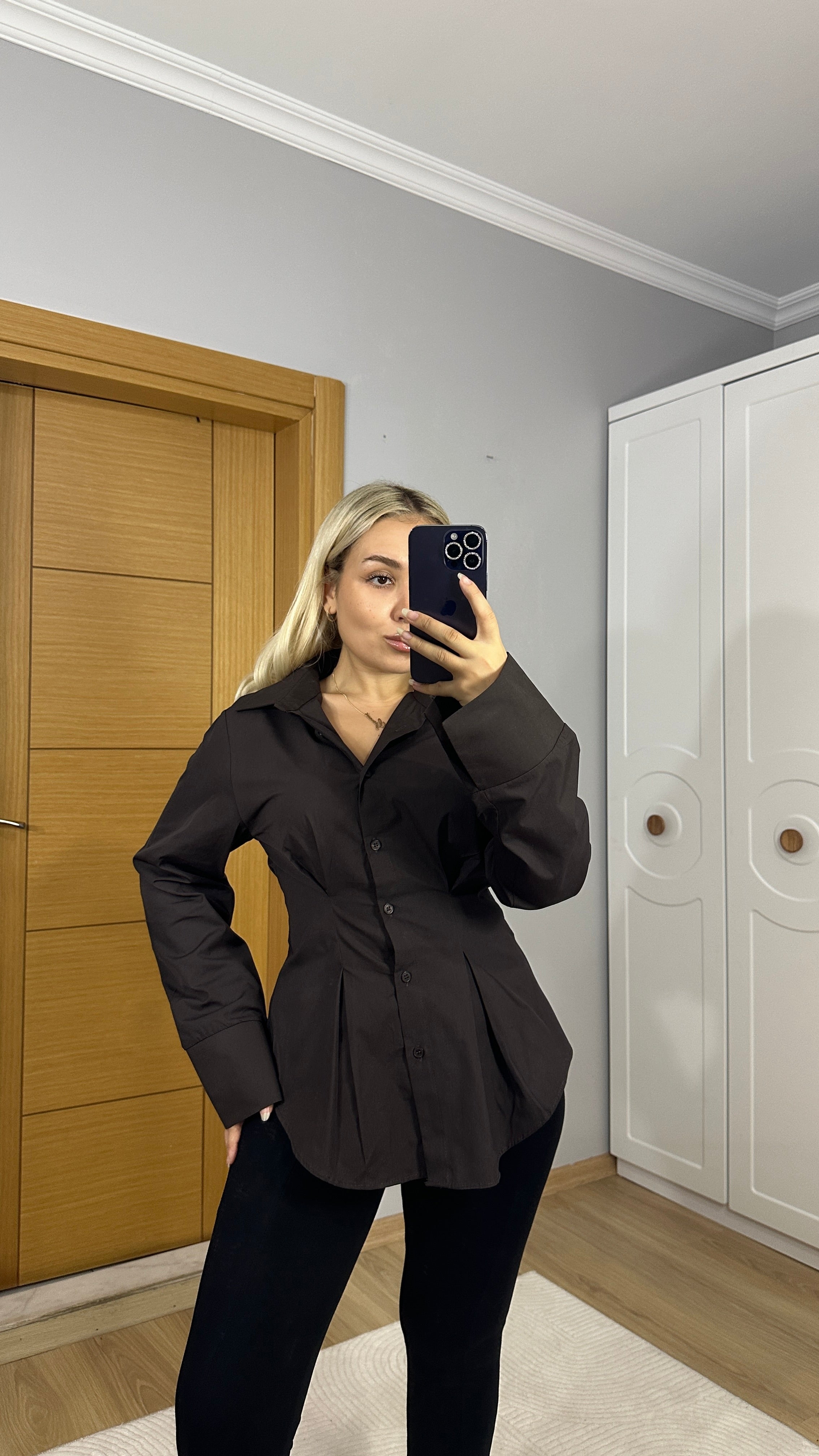 Belden oturtmalı acı kahve gömlek ￼