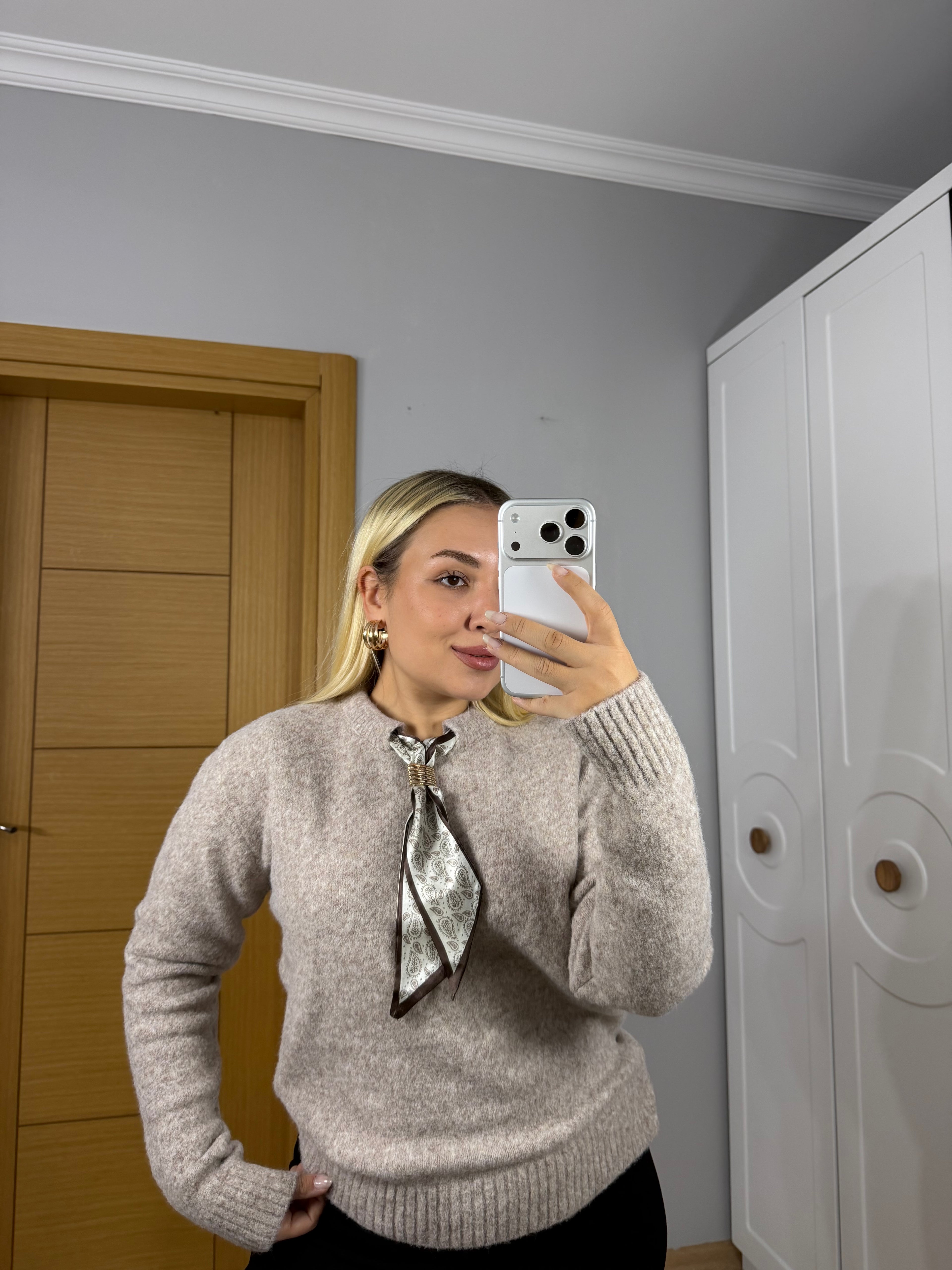 Şık Fular Detaylı, Yumoş Krem Kazak