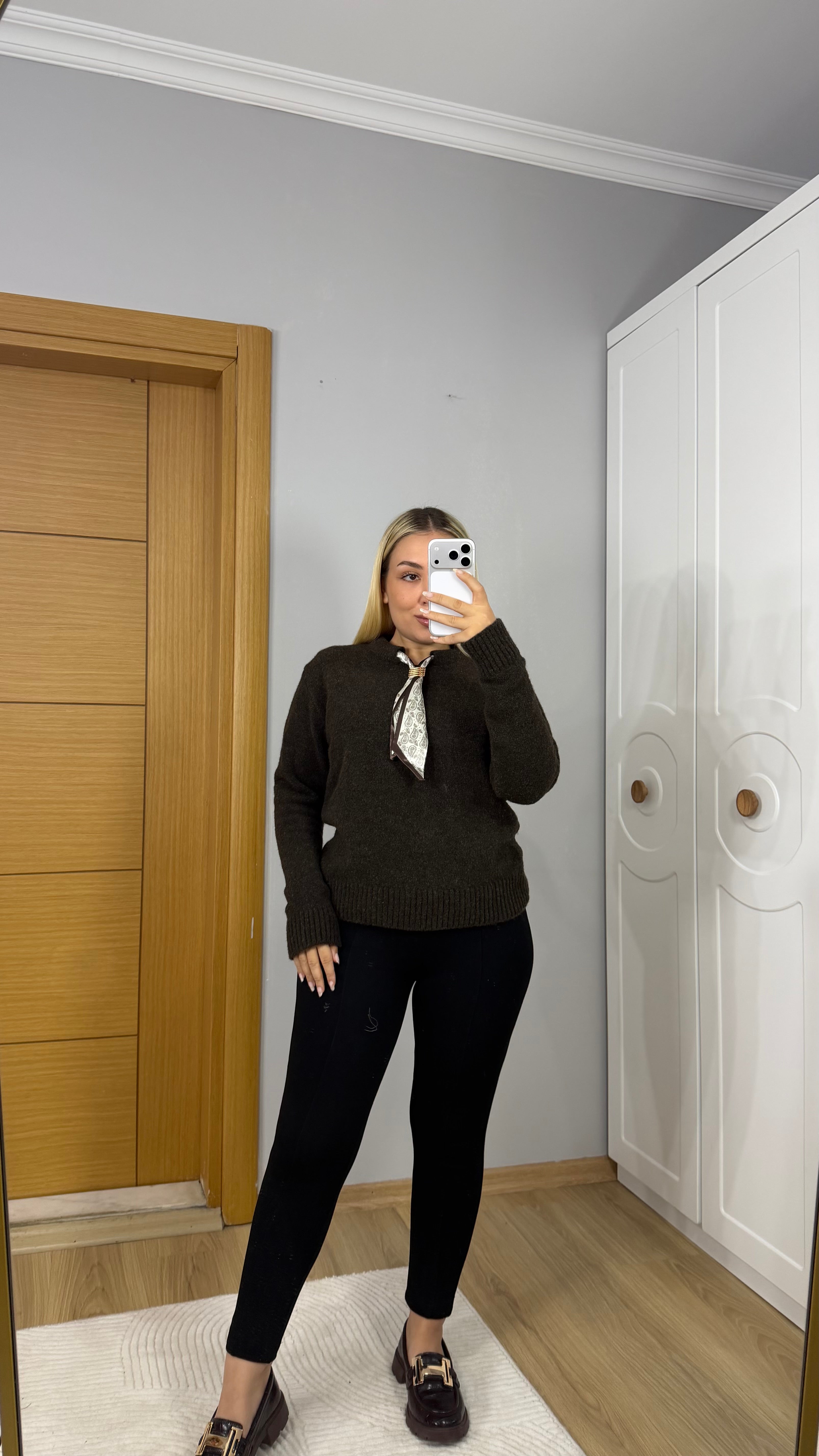 Şık Fular Detaylı, Yumoş Acı Kahve Kazak