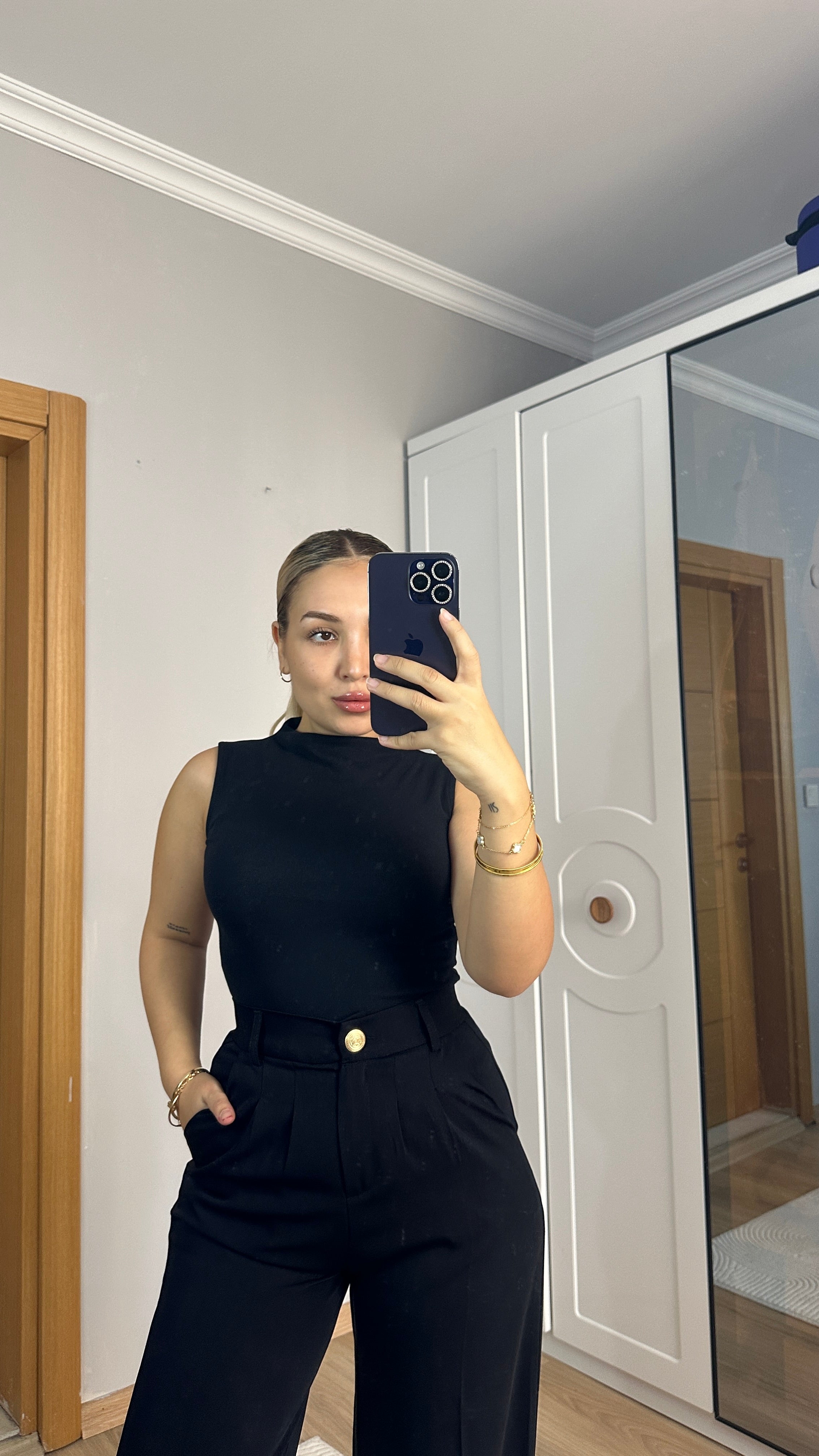 Gold düğme detaylı siyah palazzo pantolon - Akıcı kumaş