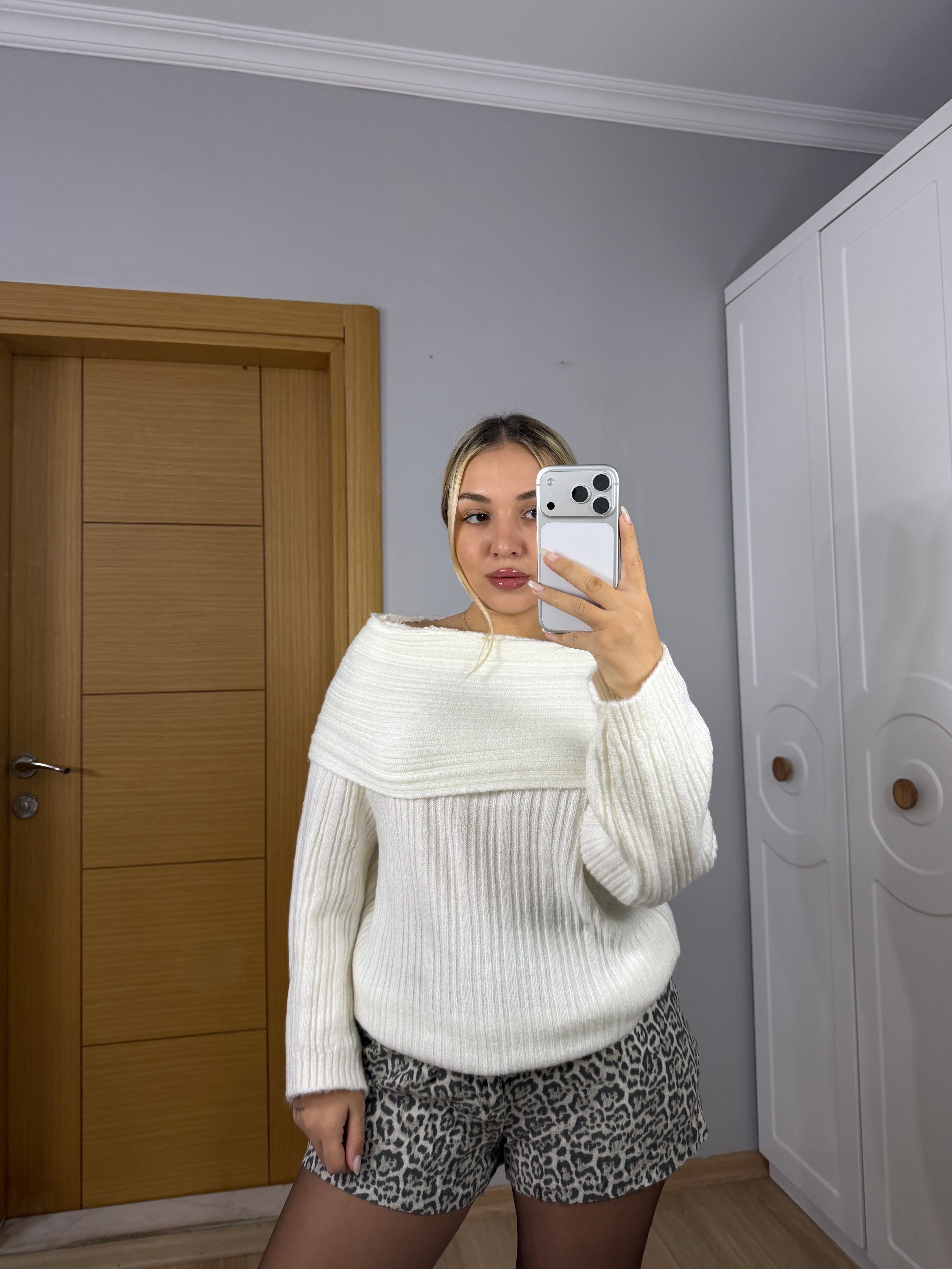 Kayık Yaka Yumuşak Dokulu Triko Kazak – Krem