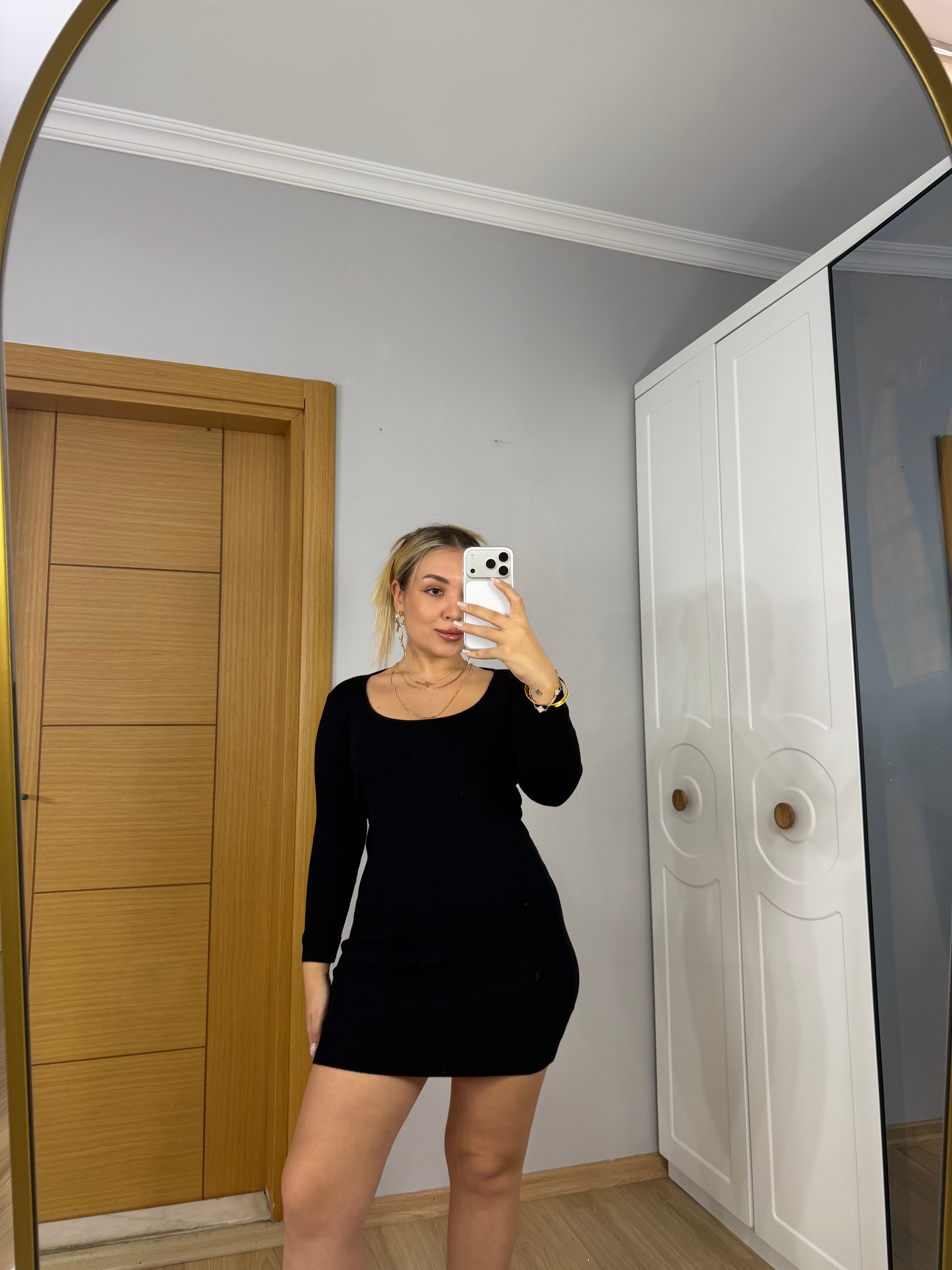 Sırt Detaylı Yumuşacık Esnek Mini Elbise – Siyah