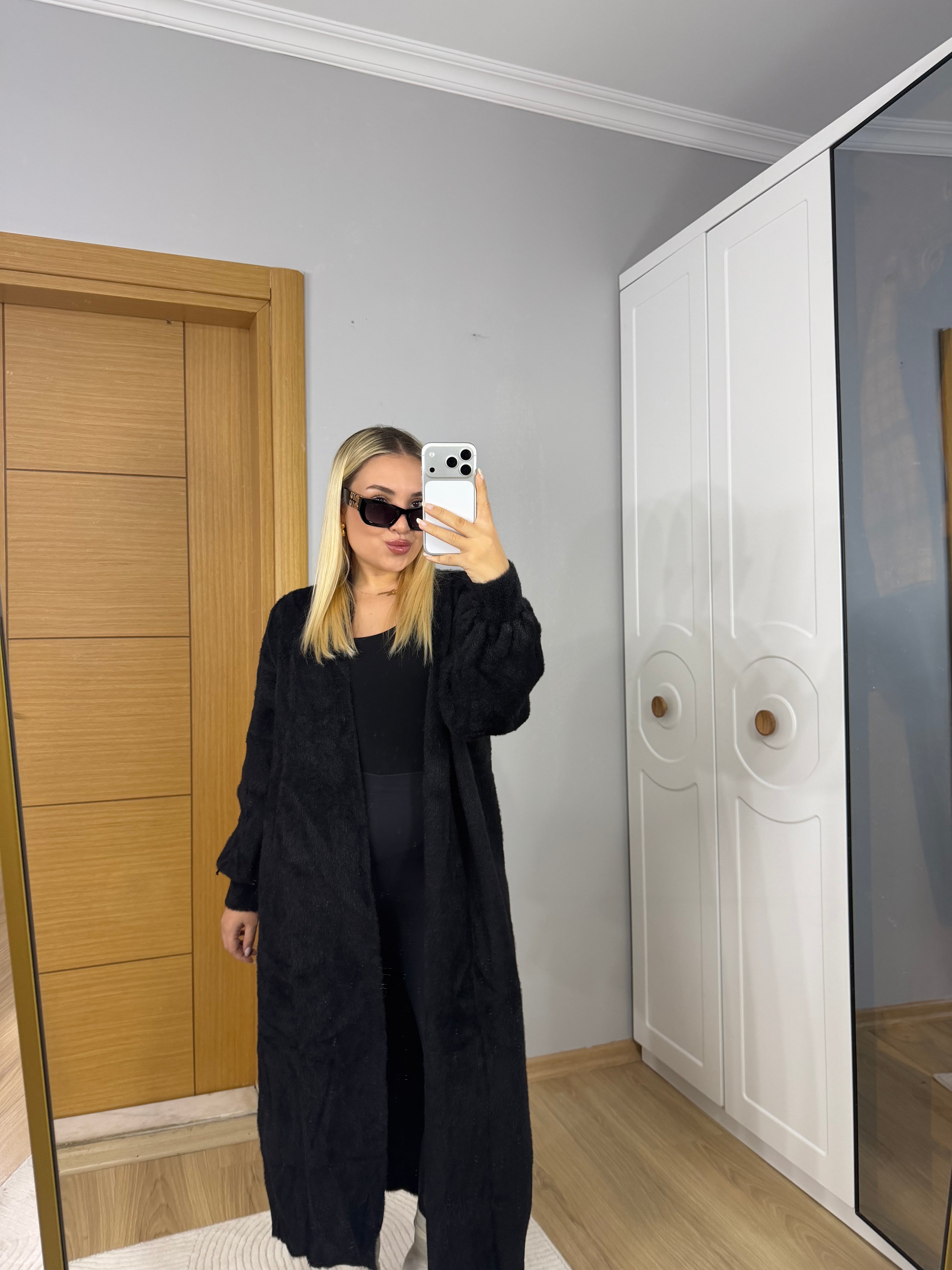 Yumuşacık Sakallı Triko Hırka – Siyah