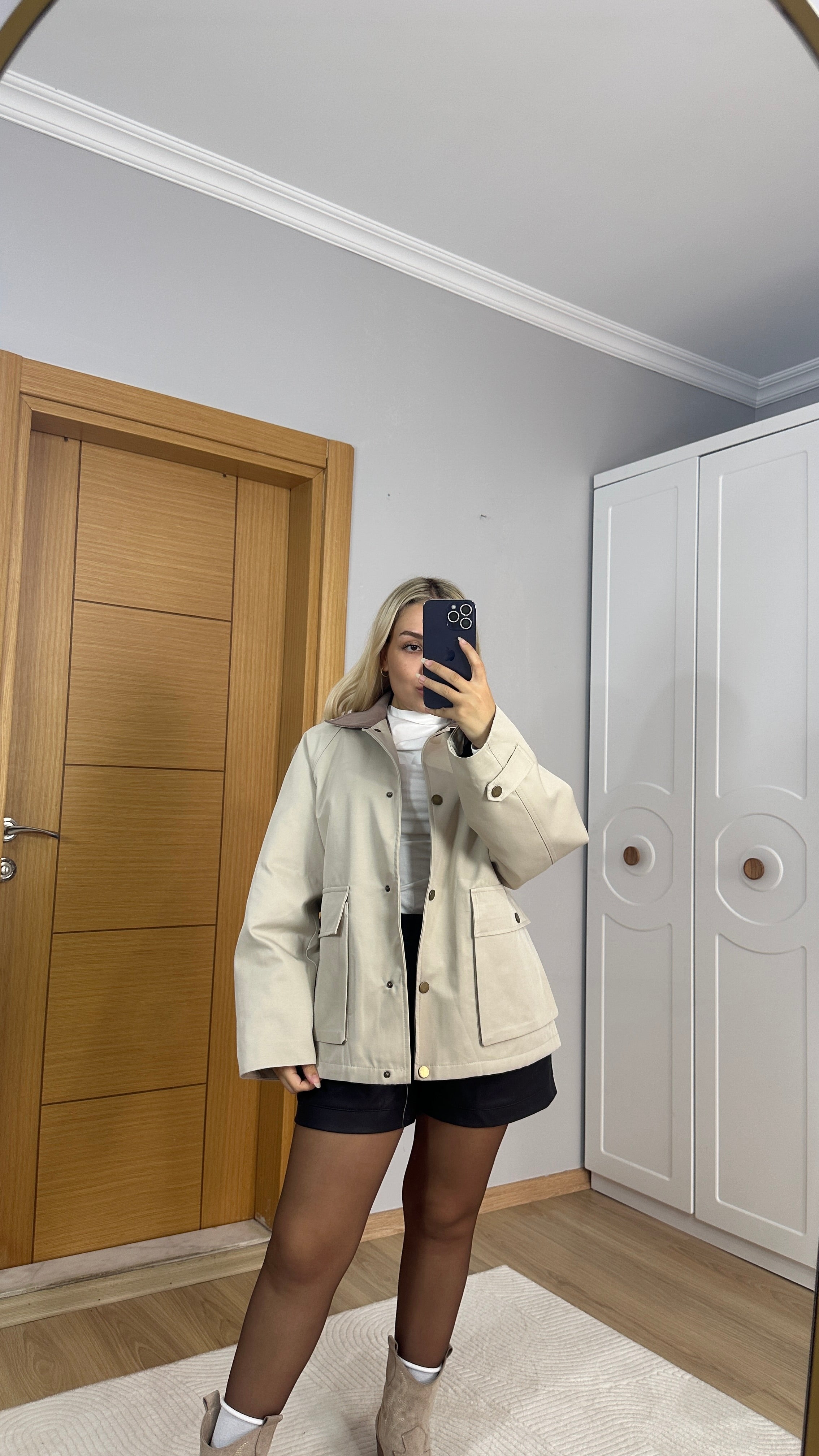 Bej içi dolgulu ceket - oversize form / kadife yaka detaylı