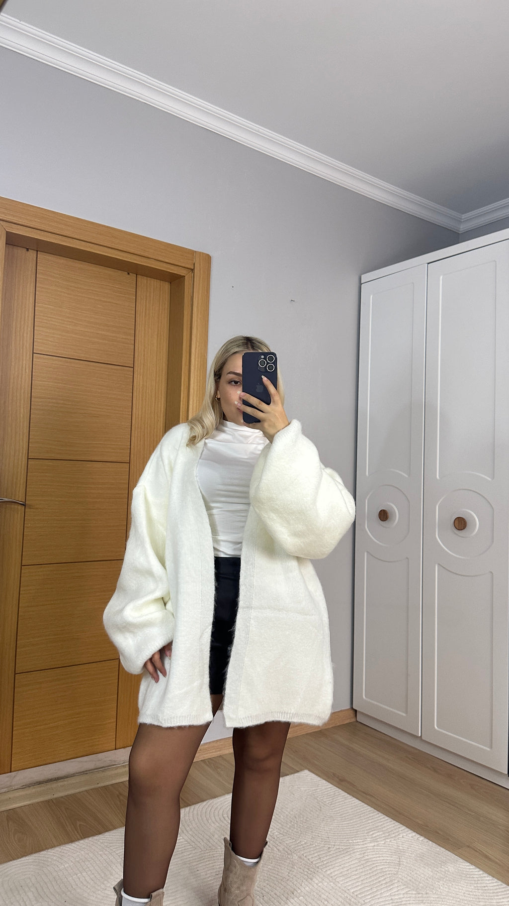 Balon kol şardonlu beyaz hırka ( Kemer dahil değildir)