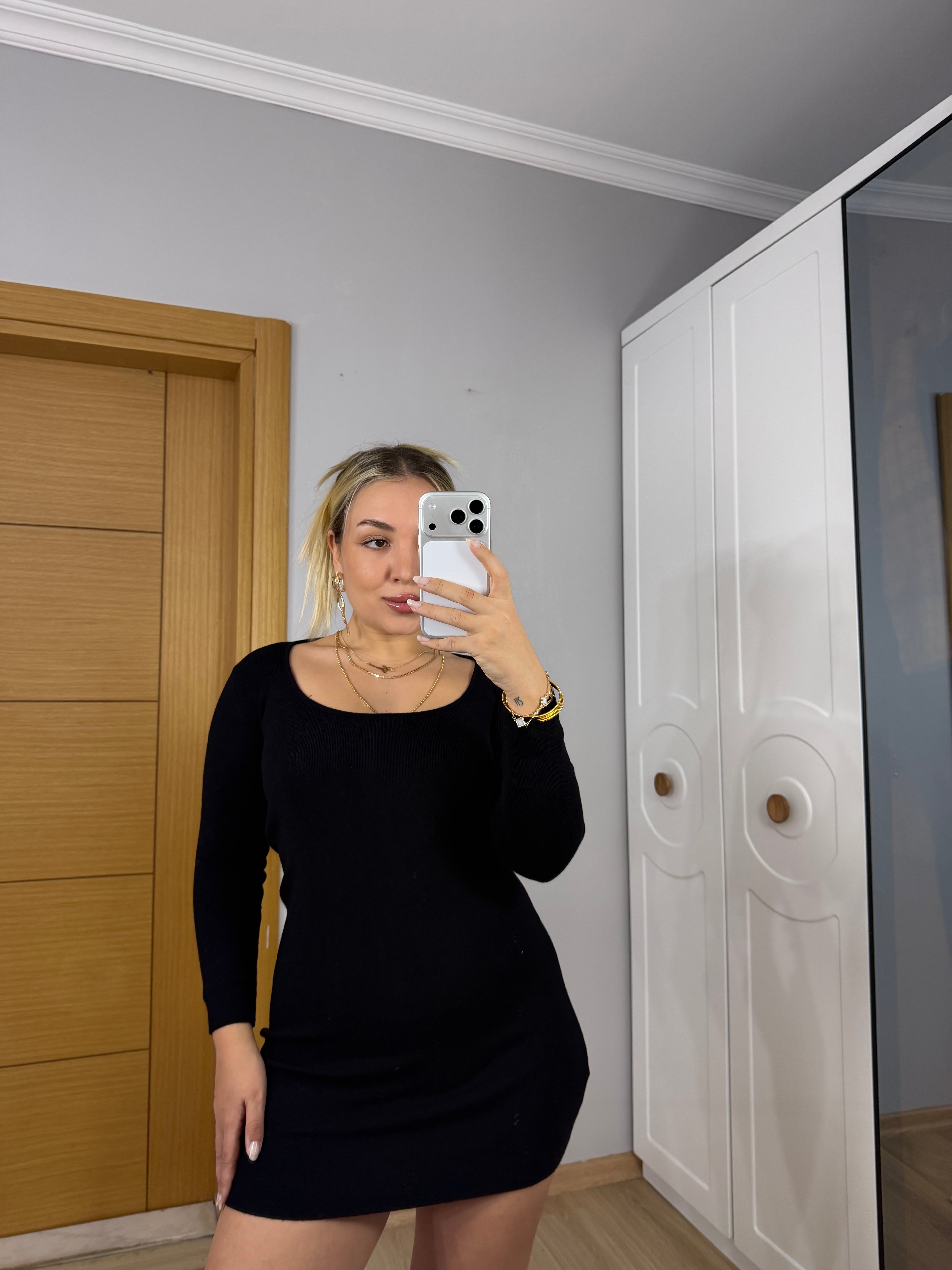 Sırt Detaylı Yumuşacık Esnek Mini Elbise – Siyah