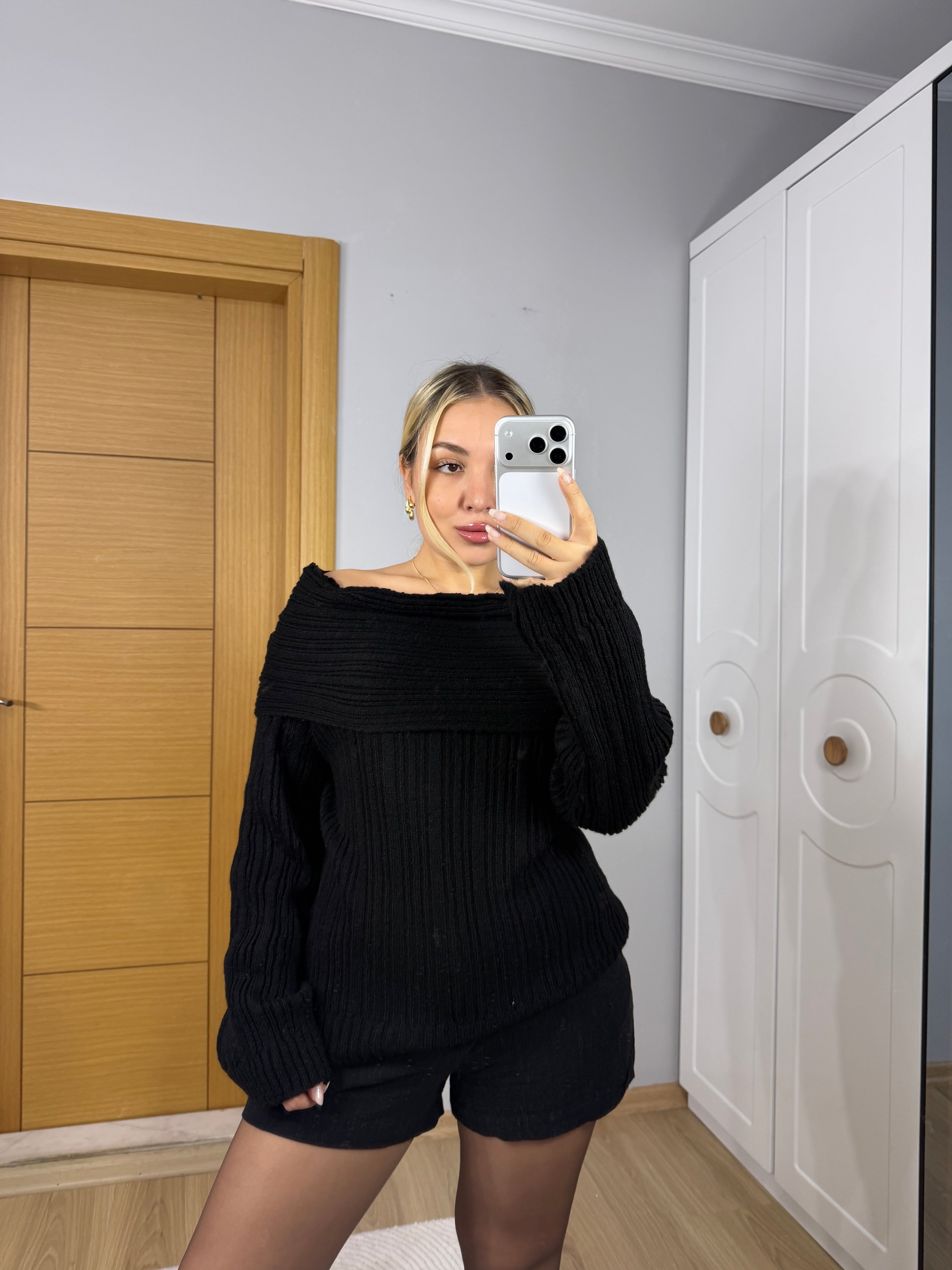 Kayık Yaka Yumuşak Dokulu Triko Kazak – Siyah