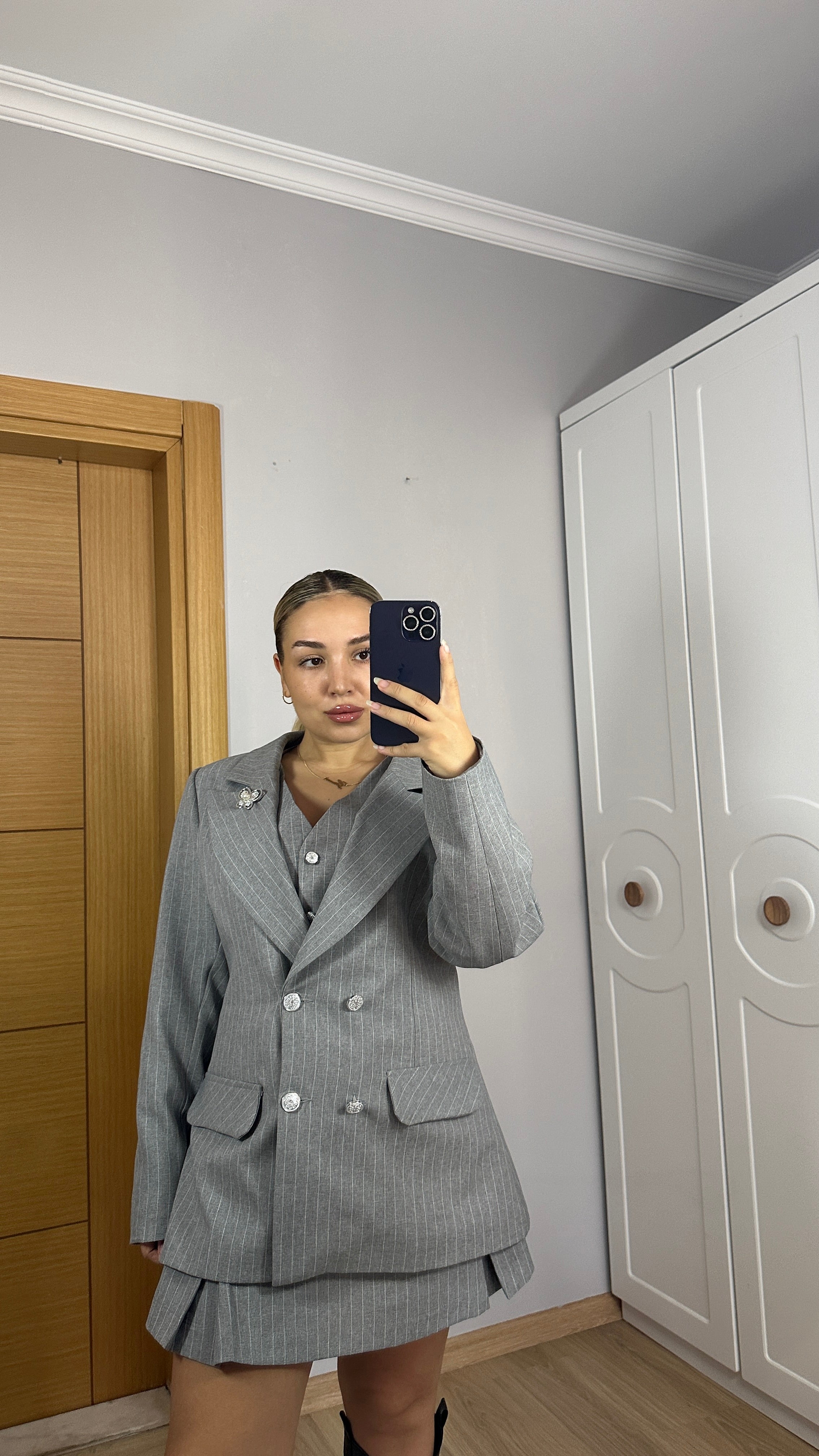 Gri çizgili düğme detay ceket yelek ve şortlu etek 3lü takım