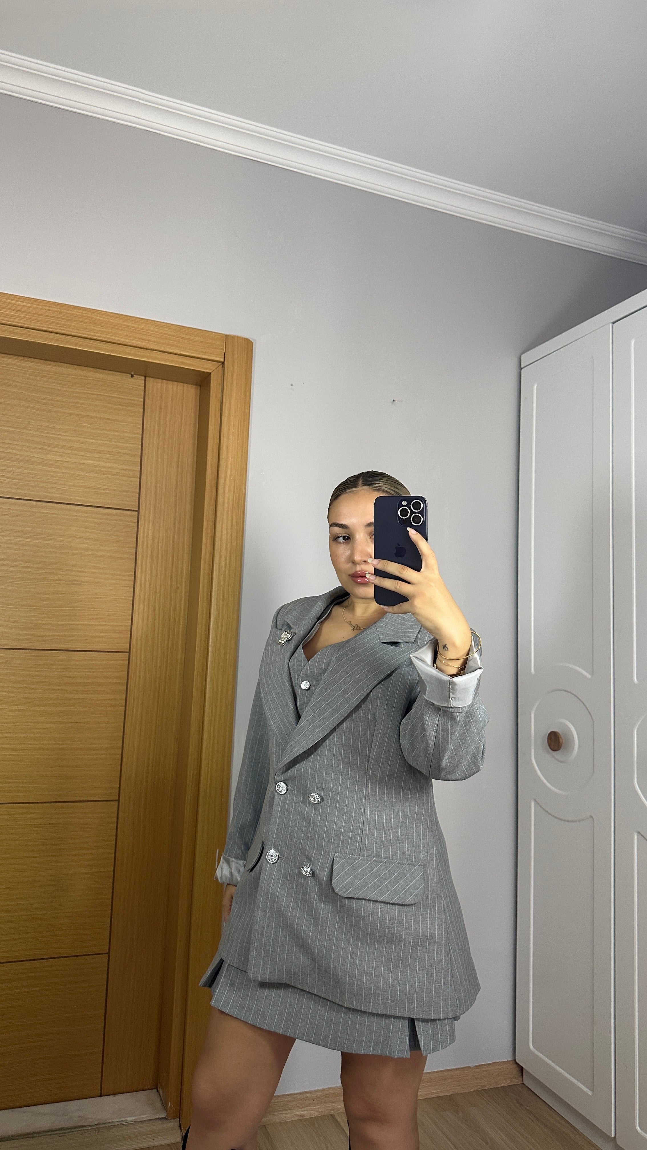 Gri çizgili düğme detay ceket yelek ve şortlu etek 3lü takım